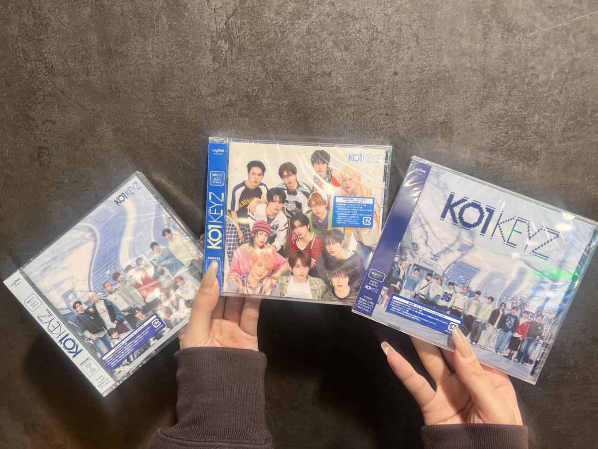 TOWER_Shibuya's tweet photo. 【#タワ渋KO1KEYZ】

／
KO1KEYZ DEBUT SINGLE『#KO1KEYZ』
📢全形態緊急再入荷いたしました💙✨
＼

5F専用レジにて販売中です！

⭐️タワレコ渋谷店限定⭐️
スペシャルフライヤー
🔗https://t.co/3tHdZiOmem

🎁特典🎁
【タワレコ特典】3形態同時購入トレカ
【選出店舗限定】3形態同時購入トレカ&チェキ抽選
🔗https://t.co/QSprcfrTGV

施策盛りだくさん！
ぜひこの機会にゲットしてください🫶

@KO1KEYZofficial