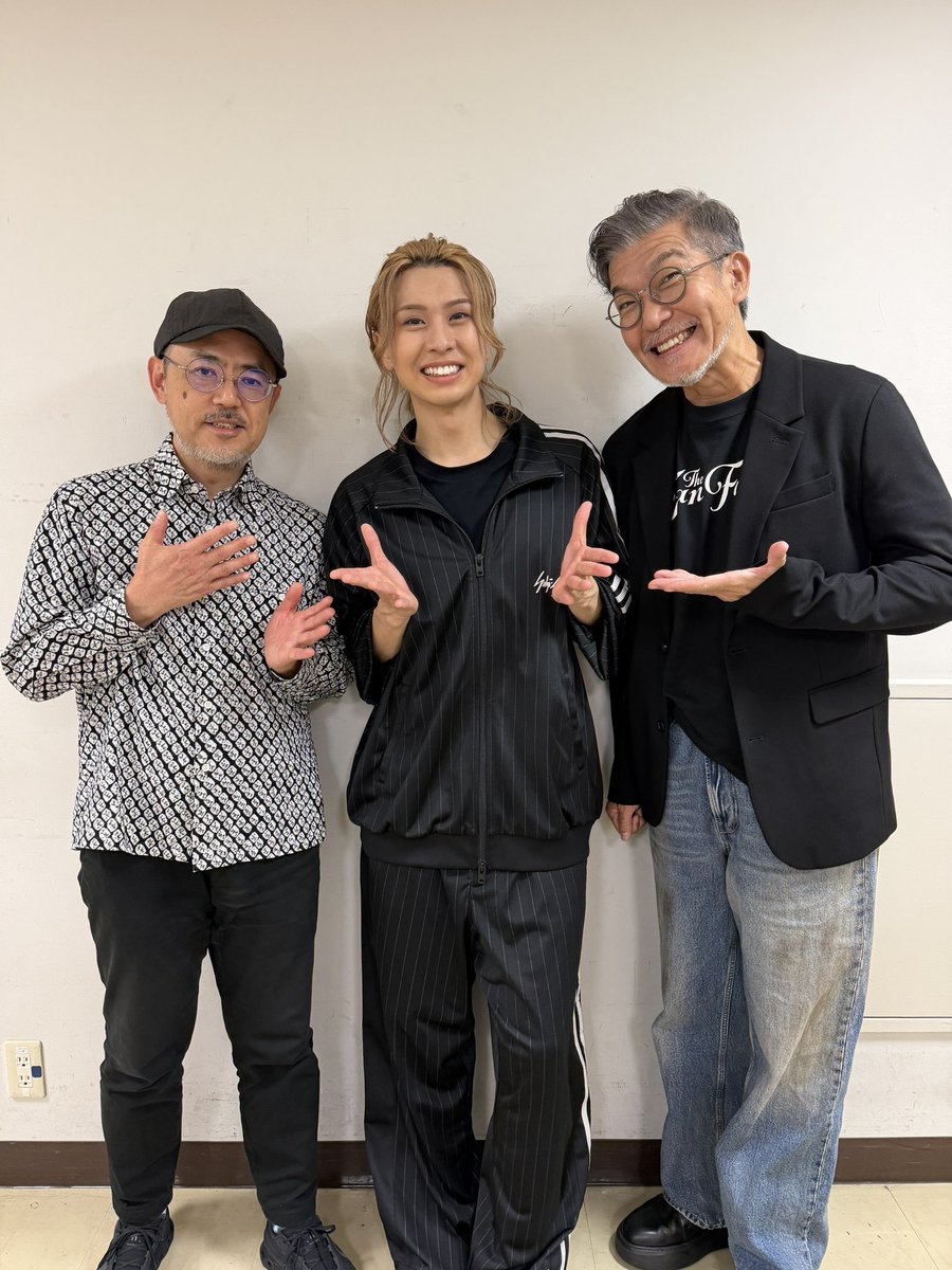 egeg's tweet photo. 構成・演出・振付の大澄賢也さんと。賢也さんのお陰で新しい来夢君を知ることが出来ました。『Ｃｈａｎｓｏｎ ｄｅ 越路吹雪／ラストダンス』以来です。そう言えば日生劇場でのソロコンサートは越路さん以来、来夢君までなかったそう。勝手ながらご縁を感じました。また何かご一緒できたら嬉しいです→ https://t.co/axJLcbueSr