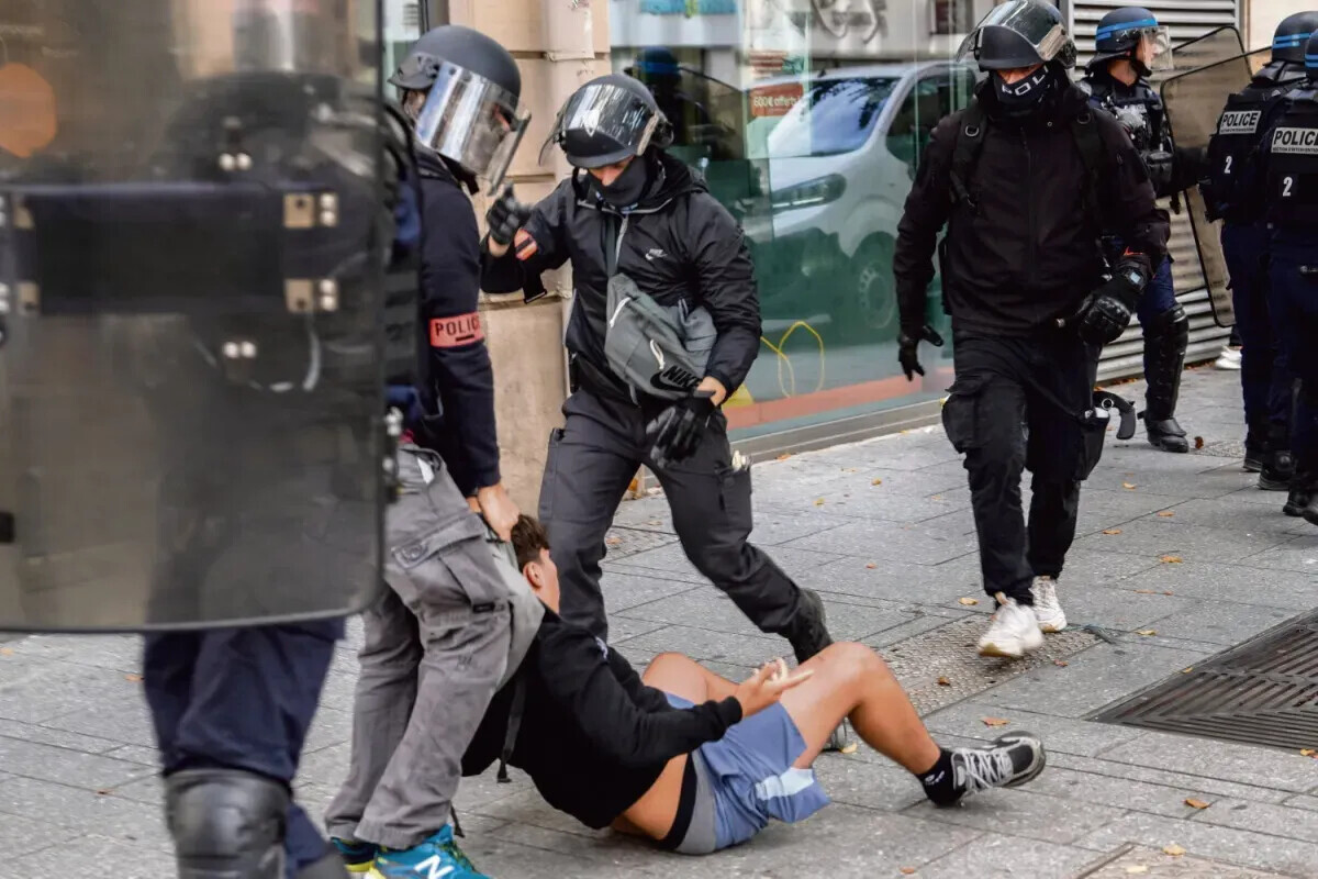 humanite_fr's tweet photo. À Bordeaux, la police « charge sans sommation avec tir de gaz lacrymogène »

🔴 Suivez en direct l’acte III de la mobilisation 
➡️ https://t.co/ep8fAEa5iZ https://t.co/yVHW7PxBZ3
