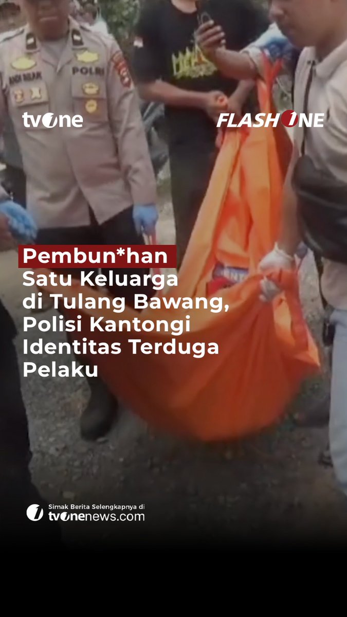 A screenshot from tvonenews FLASH ONE showing people including police officers handling an orange body bag, with text overlay reading 'Pembun*han Satu Keluarga di Tulang Bawang, Polisi Kantongi Identitas Terduga Pelaku'.