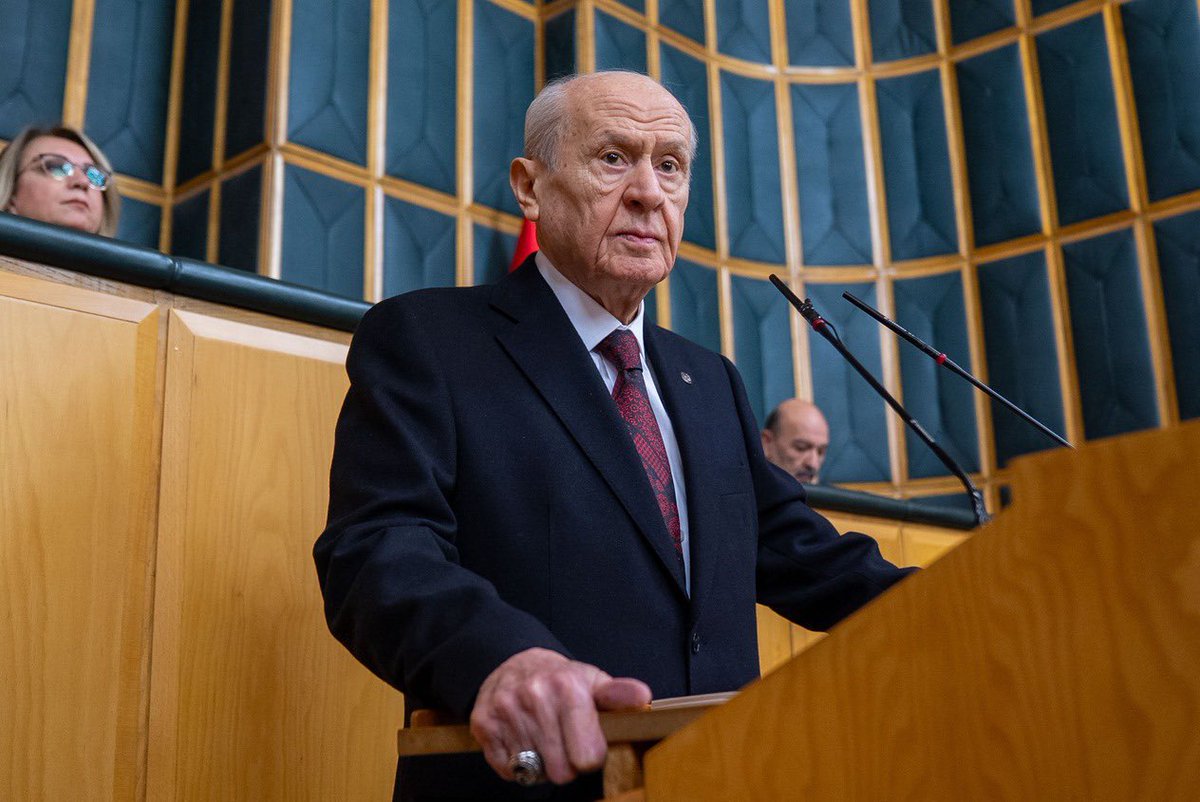 Aalparslandogan's tweet photo. Bize akıl vermeye çalışanlara, emperyalizmin tuzağına düşmüş, sözcülüğüne soyunmuş, MHP’yi içeriden parçalamak, arkadan vurmak için fırsat kollamışlara; milletimizi provoke edip bir sonraki seçimde kaymak tabakasını meclise sokabilmek için sığıntı ittifaklar arayanlara, Ziya Paşa’dan ilhamla diyorum ki; “İdrâk-i maâlîniz o küçük aklınıza gerekmez. Zira sizin teraziniz MHP’nin sıkletini çekmez.”

Liderimiz Sayın Devlet Bahçeli