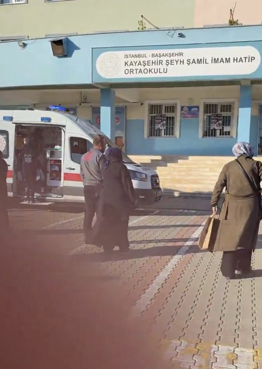 durusmasavcisi's tweet photo. SON DAKİKA | İstanbul Başakşehir'de bir ortaokulda bir öğrenci 8 öğrenciyi bıçakla yaraladı.

— Can kaybı olmadığı, yaralı öğrencilerin hastaneye kaldırıldığı öğrenildi.

— Bıçaklı kavgaya ilişkin yayın yasağı getirildi.

Velilerin tepkisi:

"Ellerini sallayarak giriyorlar. Ben bir veli olarak giriyorum, bana “Sen kimsin?” diyen bir Allah’ın kulu yok. Burada iki tane kızım var."
