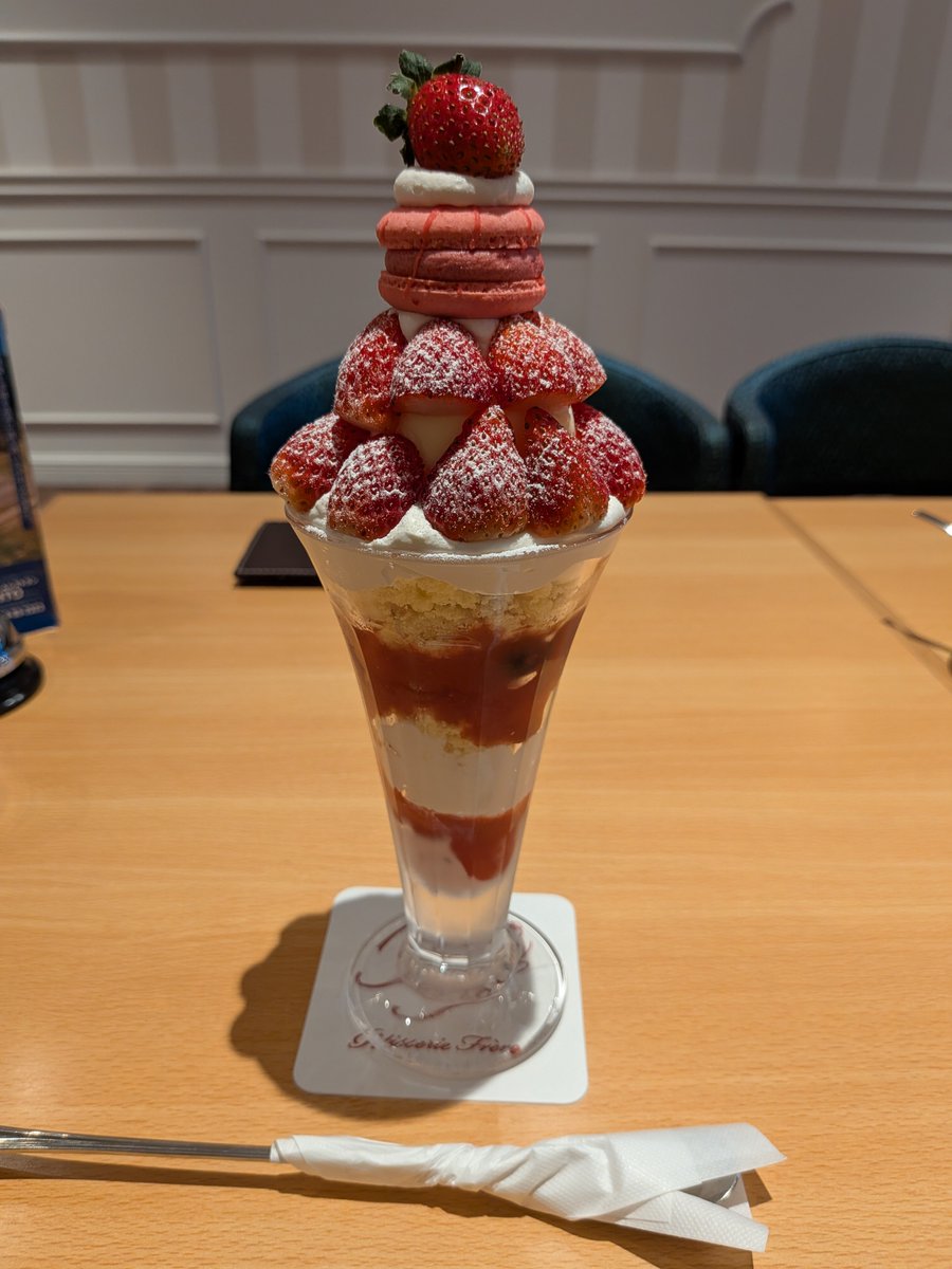 eX72cnYzJ7kdMMf's tweet photo. パティスリーフレール
札幌市豊平区
プレミアムベリーパフェ
上から苺、フランボワーズマカロン、苺で囲んだ中にバニラアイス、さくさくメレンゲ、ブルーベリー入りフランボワーズゼリー、苺ソース、ストロベリーアイス、スポンジ、生クリームの順になっています🥰
まさに苺尽くしの極上パフェでした🍓 https://t.co/FkLRCmXQec