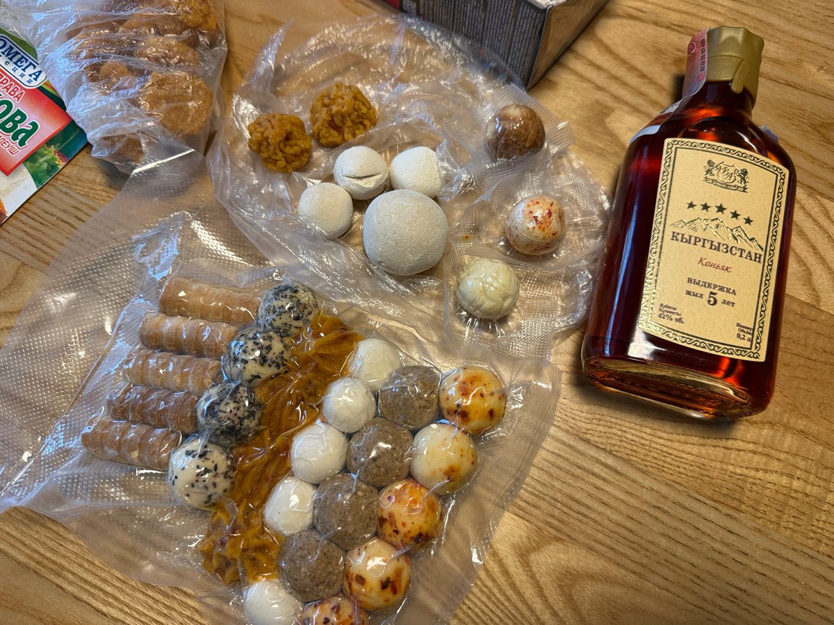 BlueNileGear's tweet photo. キルギス帰りの@Kone38FRONT のお土産！

元々、私が青ナイル川へ向かうきっかけとなったのがキルギス🇰🇬旅なのですが、その時の懐かしの味、クルト（ほか色々）を届けて貰いました！
一口頬張り、心の中に懐かしい草原の風が吹き抜けました😭
泣ける😭

アザマス‼️‼️ https://t.co/LKD7JWUjvU