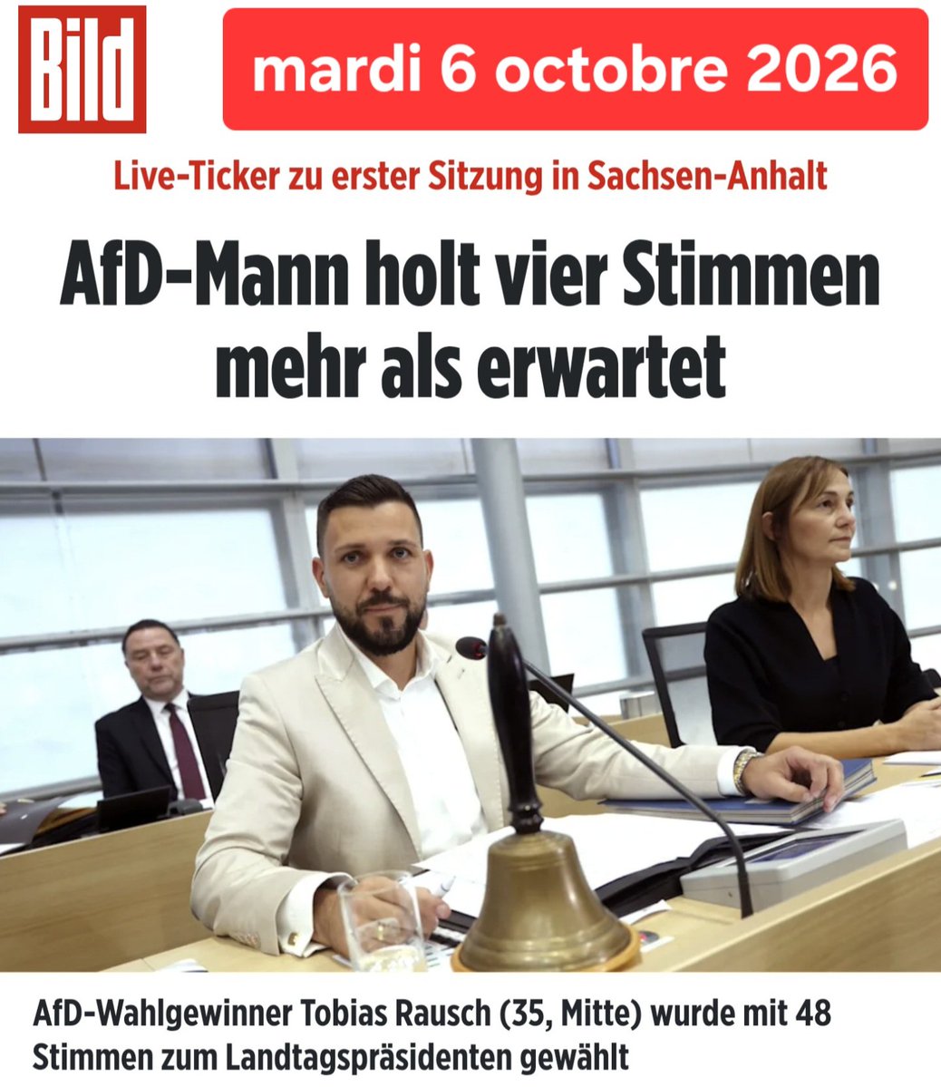 f_asselineau's tweet photo. 🇩🇪 𝗖𝗢𝗨𝗣 𝗗𝗘 𝗧𝗛𝗘𝗔𝗧𝗥𝗘
𝗟'𝗔𝗳𝗗 𝗥𝗘𝗠𝗣𝗢𝗥𝗧𝗘 𝗟𝗔 𝗣𝗥𝗘𝗦𝗜𝗗𝗘𝗡𝗖𝗘
𝗗𝗨 𝗣𝗔𝗥𝗟𝗘𝗠𝗘𝗡𝗧 𝗗𝗘 𝗦𝗔𝗫𝗘-𝗔𝗡𝗛𝗔𝗟𝗧
𝗔𝗩𝗘𝗖 𝟰 𝗩𝗢𝗜𝗫 𝗗𝗘 𝗣𝗟𝗨𝗦 𝗤𝗨𝗘 𝗣𝗥𝗘𝗩𝗨 !
Plus de quatre semaines après les élections régionales en Saxe-Anhalt, le nouveau parlement s'est réuni pour sa première session à Magdebourg et a élu Tobias Rausch (35 ans), député AfD, à sa présidence.

------------------
COMMENTAIRES
------------------
Seulement voilà : normalement, le candidat de l'AFD ne pouvait compter que sur 44 voix :
39 élus AfD
5 élus de BSW (Alliance Sarah Wagenknecht)

Or, il a obtenu 48 voix !

Rausch a donc obtenu 4 voix de plus que prévu, venant de députés d'autres partis.

Le vote étant secret, l'origine de ces voix supplémentaires reste inconnue. Comme il est très peu probable que ce soit des élus de l'extrême-gauche de Die Linke ou des Verts, kes 4 élus supplémentaires proviennent très probablement de la CDU (voire du SPD).

---------------
CONCLUSION
---------------
Ce ralliement discret montre que le cordon sanitaire, que la CDU (et le SPD ?) voulaient bâtir à l'encontre de l'AfD -le parti du Dexit- a volé en éclats dès la 1re élection de la nouvelle assemblée !

Cest de fort mauvais augure pour la CDU et pour le chancelier Merz.

-------
Source :
https://t.co/fDJ59C0MmK