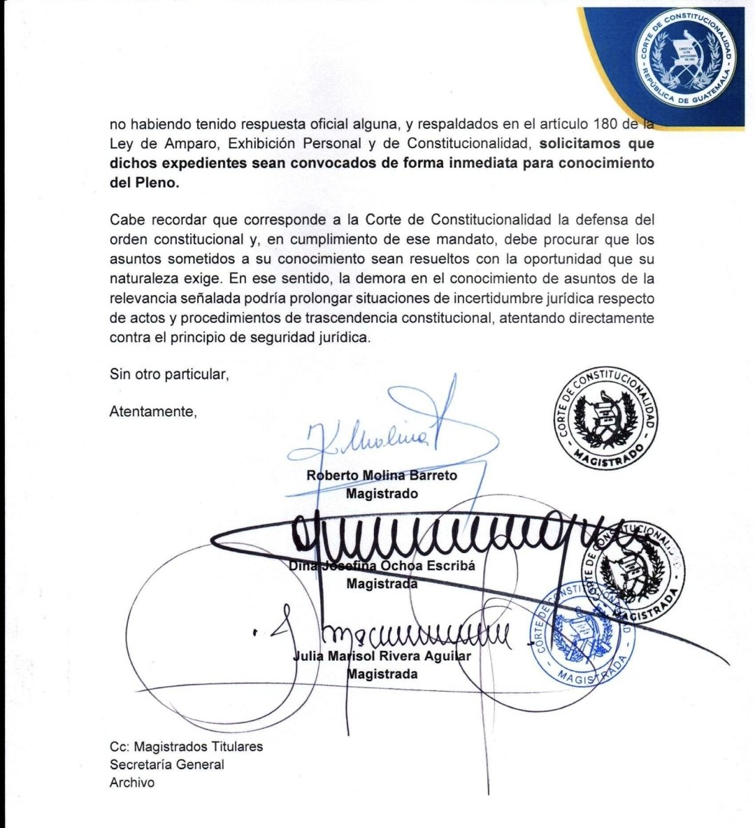 dcuevas_pl's tweet photo. Magistrados de @CC_Guatemala piden a la presidenta Annabella Morfín resolver los amparos por el nombramiento de Jonathan Menkos en Banguat y por las propuestas de reformas a la Constitución. Exponen retrasos en la presidencia de Morfín en la CC para resolver determinados casos. https://t.co/BHm4Zu9HtL