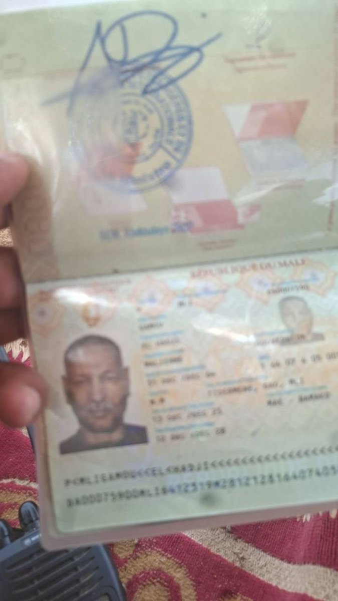 SahelAlerte's tweet photo. Kidal

Le 15 avril, le gouverneur de Kidal a abandonné son uniforme, son passeport et tout ce qu’il possédait pour sauver sa vie.

Aujourd’hui, ils sont de retour à Kidal. Mais le véritable enjeu n’est pas seulement de prendre le contrôle de la ville : c’est d’y rester durablement.

Contrôler Kidal est une chose. Y maintenir une présence permanente en est une autre.