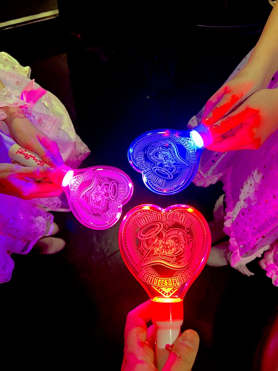 dRESS_avenew's tweet photo. 10/4（日）ツインエンジェル20th Anniversaryライブin Takara Osaka！ #TA20thLIVE 
「LOVELY〜天使の軌跡〜」
「ANGEL 〜天使の奇跡〜」
🎤佐倉紗織🎤白沢理恵🎤上乗恋ちゃん💿DJバル💻VJキョン💻にゃんぺー📷Chiro💻すぎもん💇🏻‍♀️波村さん🎹どれちゅ
&amp;🔥勇者のみんな！
Produced by ave;newでした👍🏻✨ https://t.co/0eEkfnr2Gi