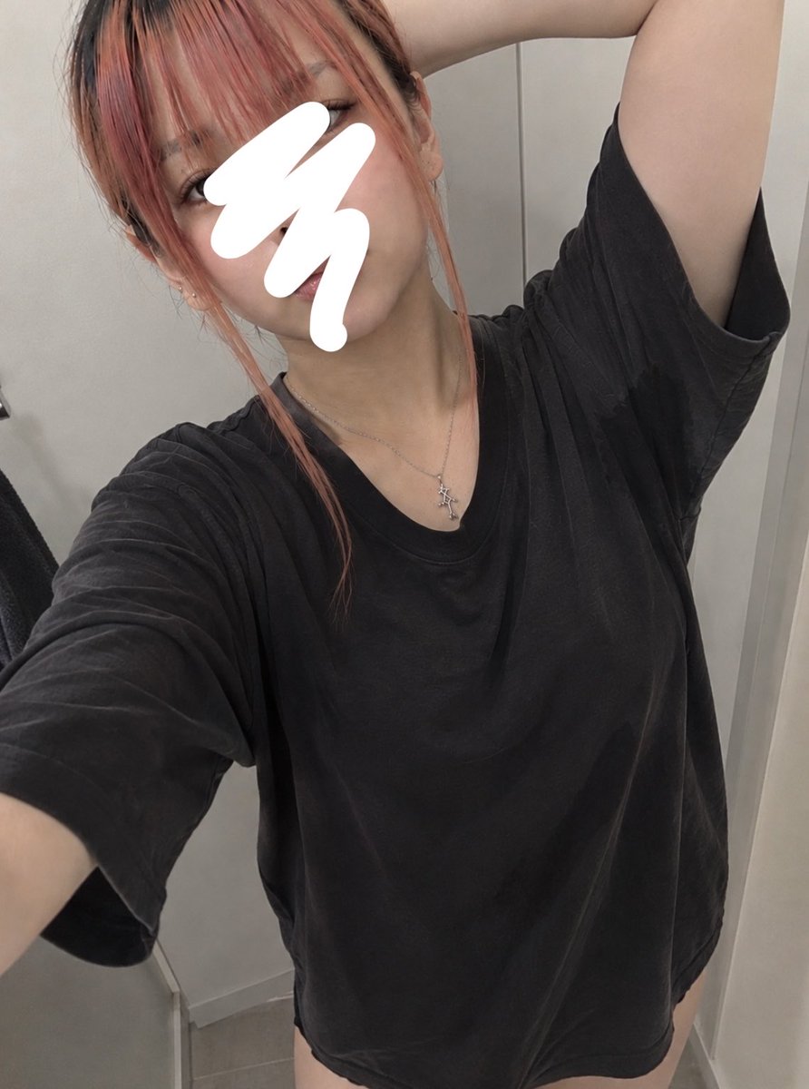yx5ye's tweet photo. バイトの更衣室でパシャリ📸✨
動画とか写真買ってサポートしてくれる方dm待ってます！

#裏アカ女子 #裏アカ男子と繋がりたい https://t.co/VwUX5WXigu