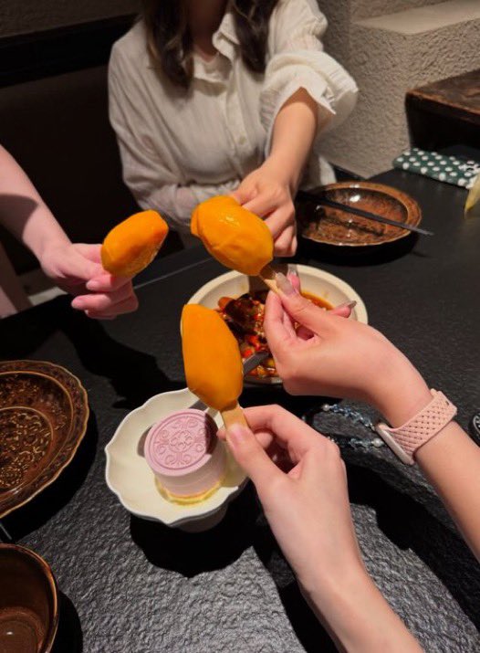 JuliamraymdRay's tweet photo. 烦死了呀，今天我在苏州的哦，一个人来到了galaxy奶茶店发呆，有个人过来讲到拼个桌？"，是想搭讪还是我多想了 #苏州 https://t.co/VwGPPIkO2D
