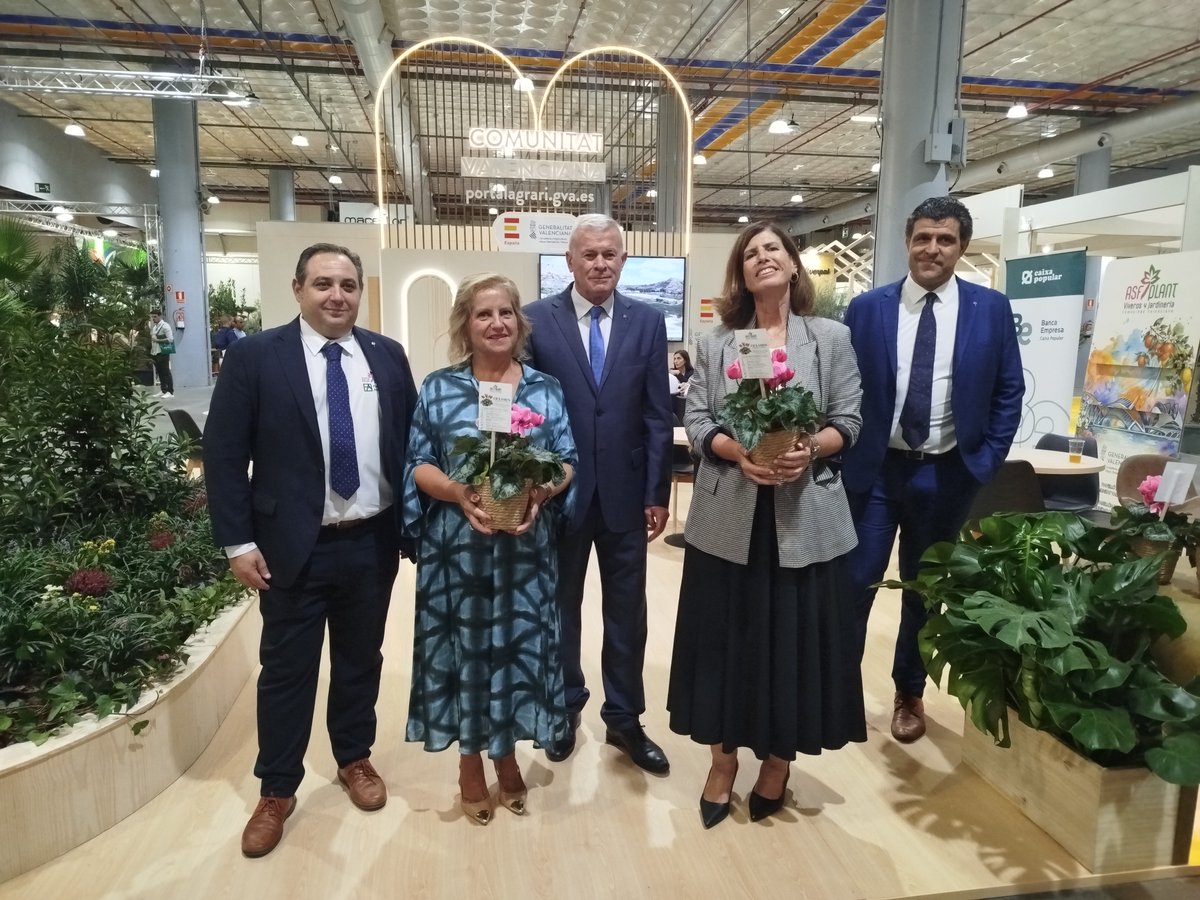 ava_asaja's tweet photo. 🪴 @Iberflora reúne hasta el jueves más de 400 marcas de plantas, flores, tecnología y paisajismo en @Feria_Valencia.

@asfplant impulsa esta feria que alcanza 40 mercados internacionales, el doble del año pasado, para afianzar las exportaciones.

📷 https://t.co/39OGn4rsB9 https://t.co/BeDIRQiAQQ