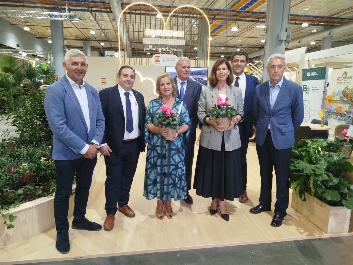 ava_asaja's tweet photo. 🪴 @Iberflora reúne hasta el jueves más de 400 marcas de plantas, flores, tecnología y paisajismo en @Feria_Valencia.

@asfplant impulsa esta feria que alcanza 40 mercados internacionales, el doble del año pasado, para afianzar las exportaciones.

📷 https://t.co/39OGn4rsB9 https://t.co/BeDIRQiAQQ