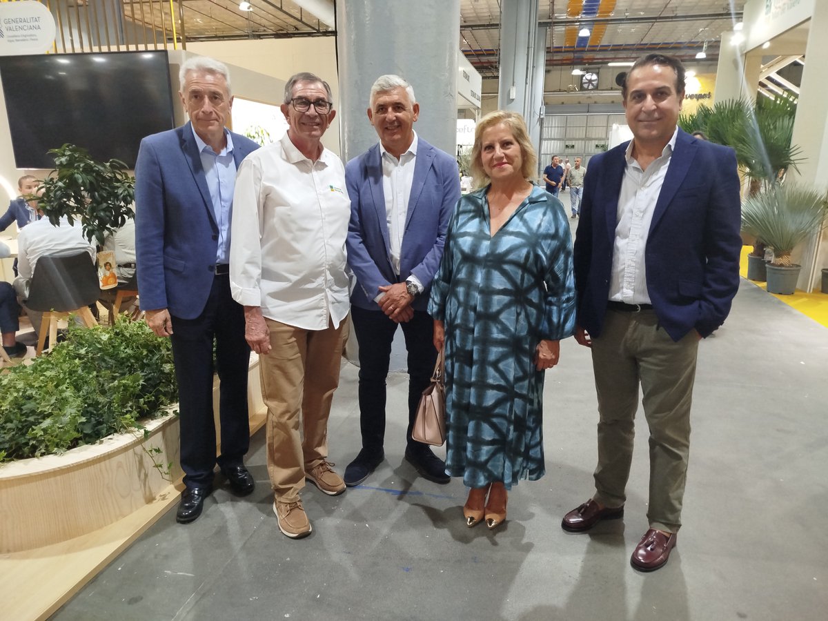 ava_asaja's tweet photo. 🪴 @Iberflora reúne hasta el jueves más de 400 marcas de plantas, flores, tecnología y paisajismo en @Feria_Valencia.

@asfplant impulsa esta feria que alcanza 40 mercados internacionales, el doble del año pasado, para afianzar las exportaciones.

📷 https://t.co/39OGn4rsB9 https://t.co/BeDIRQiAQQ
