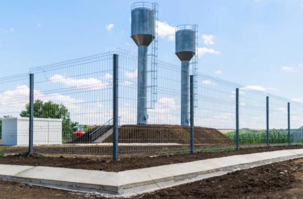 MoldovaAcum's tweet photo. 🚨 ALERTĂ | Prutul a ajuns la nivelul minim pentru funcționarea stației de captare din Leova. Au fost instalate conducte provizorii și o pompă, iar o pompă mai puternică urmează să fie montată. Alimentarea cu apă continuă. 🇲🇩 #Moldova #Prut https://t.co/aUOVLwkVxZ