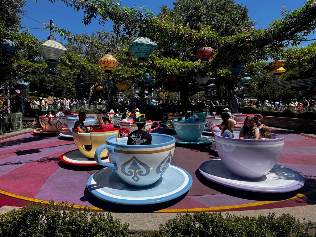 MousePlanet's tweet photo. 💥 🚨 🧨 🚩 🎇 Wake up honey, @Disneyland lowered ticket prices!  💥 🚨 🧨 🚩 🎇 

(Ok, for only one ticket type, but that's the headline the execs were probably hoping for)

Read all about it here: https://t.co/Ff1rV8pUJd https://t.co/ANMqPPtgze
