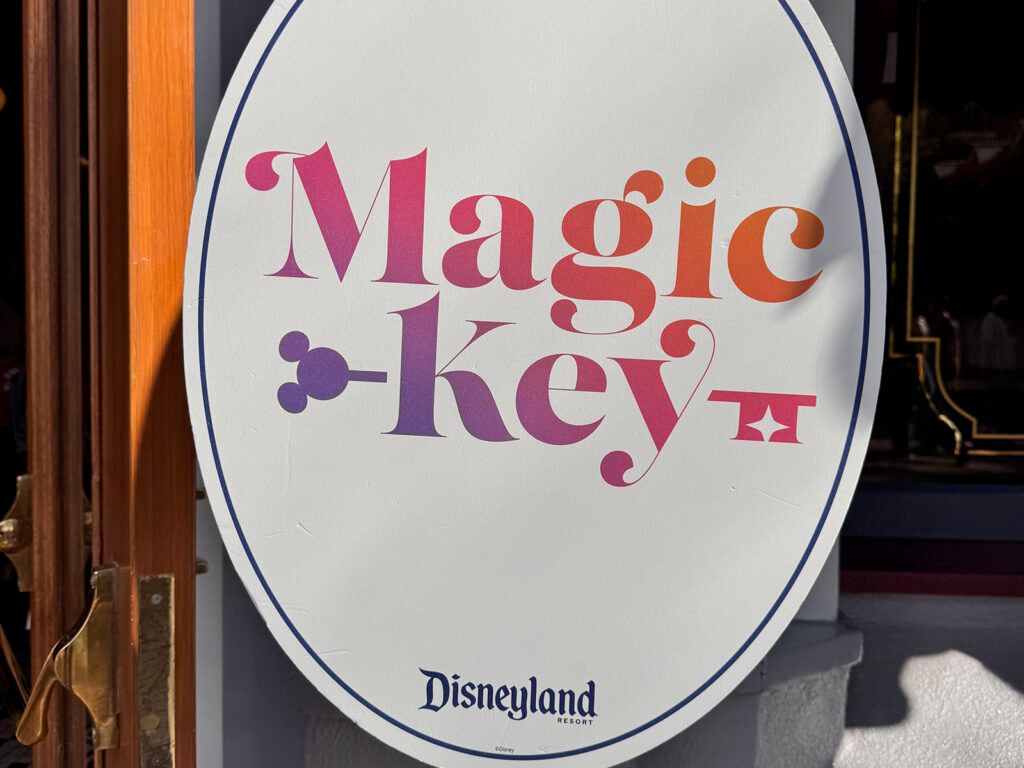 MousePlanet's tweet photo. 💥 🚨 🧨 🚩 🎇 Wake up honey, @Disneyland lowered ticket prices!  💥 🚨 🧨 🚩 🎇 

(Ok, for only one ticket type, but that's the headline the execs were probably hoping for)

Read all about it here: https://t.co/Ff1rV8pUJd https://t.co/ANMqPPtgze