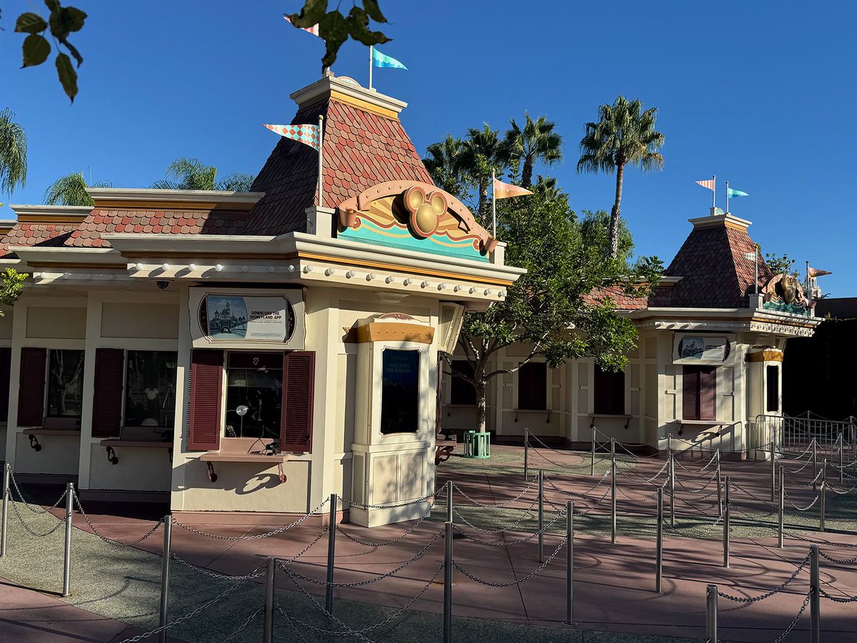 MousePlanet's tweet photo. 💥 🚨 🧨 🚩 🎇 Wake up honey, @Disneyland lowered ticket prices!  💥 🚨 🧨 🚩 🎇 

(Ok, for only one ticket type, but that's the headline the execs were probably hoping for)

Read all about it here: https://t.co/Ff1rV8pUJd https://t.co/ANMqPPtgze