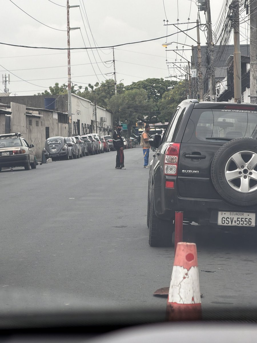 EmergenciasEc's tweet photo. #DenunciaCiudadana
Por las salas de velación de la Junta de Beneficencia, conseguir parqueo es un problema.
Si encuentras un espacio, los "dueños de la calle" te cobran $2 por adelantado con un ticket.
Si no les pagas, no te quitan el cono ni te dejan estacionar. https://t.co/tG9aMFtysL