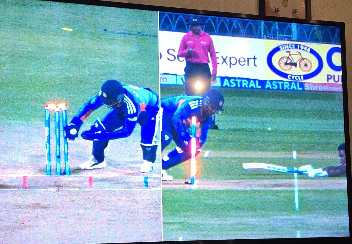 OYERJALOK's tweet photo. Shimron Hetmyer unfortunate RUN OUT 

#INDvWI #RjAlok 

Pic - Jio Hotstar https://t.co/WebJprI5z1