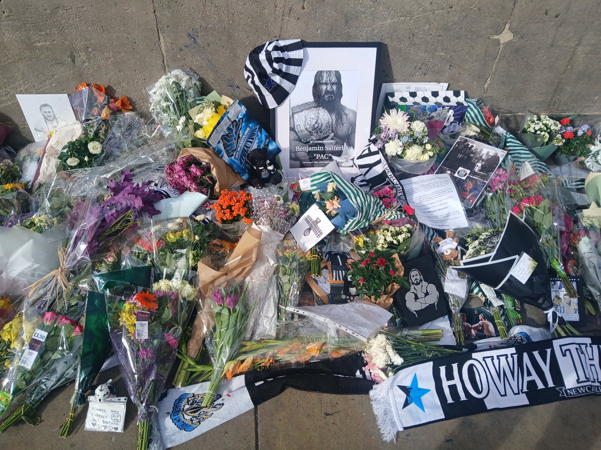 youngpunkers's tweet photo. 641 people contributed 63748 words, 28 pictures and 9 pieces of art that have now been left at grey's monument https://t.co/yrVyet5fLu