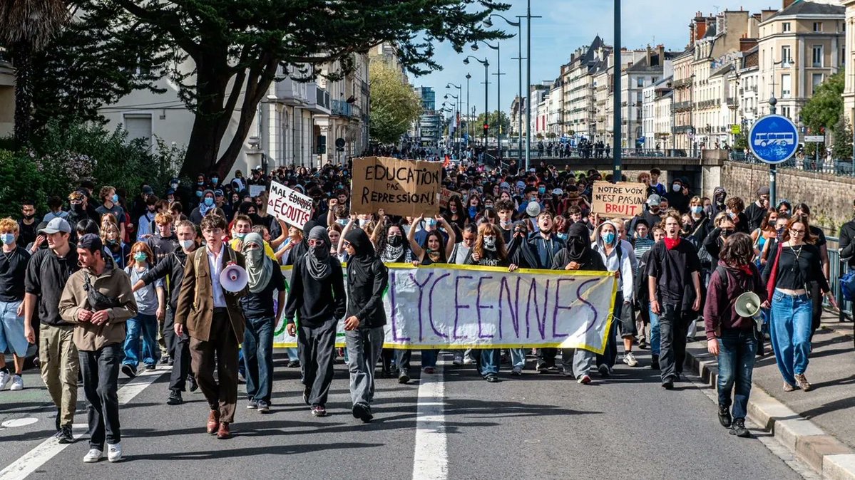 ShadesFrance's tweet photo. 🚨 SÉBASTIEN LECORNU annonce une SUSPENSION DES COURS en fin de semaine 🏫❌

👉 Face à l’ampleur de la mobilisation, cette mesure vise à permettre "un temps de DÉMOCRATIE INTERNE" dans les établissements. https://t.co/9bvH53WZwD