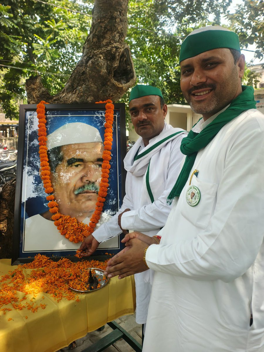 PunitKu91920945's tweet photo. सादगी की मिसाल व किसानों के मसीहा बाबा महेंद्र सिंह टिकैत जी के 91वें जन्मदिवस पर आज सहारनपुर कलेक्ट्रेट में BKU पदाधिकारियों व कार्यकर्ताओं ने उन्हें याद किया। बाबा के विचार सदैव किसानों के दिलों में जिंदा रहेंगे।🚜💚
— पुनीत चौधरी (युवा मंडल महासचिव, BKU टिकैत)
@RakeshTikaitBKU https://t.co/jiv8g99dUM