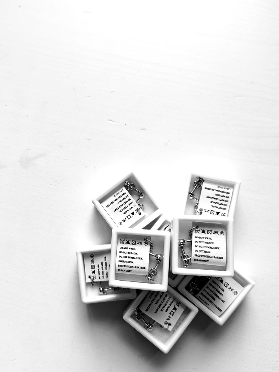 Pas_a_Pas000's tweet photo. タグピアス＆イヤリング

いつも片耳販売なのですが、
今回少しですが両耳セットもご用意致しました。

このケースはルースケースと言って原石を入れるケースなので、開けるのに少しコツがいるのですが可愛いからお気に入りです！

あおぞらクラフトいちにも持って行きます〜！ https://t.co/Wv0NTLOnSq