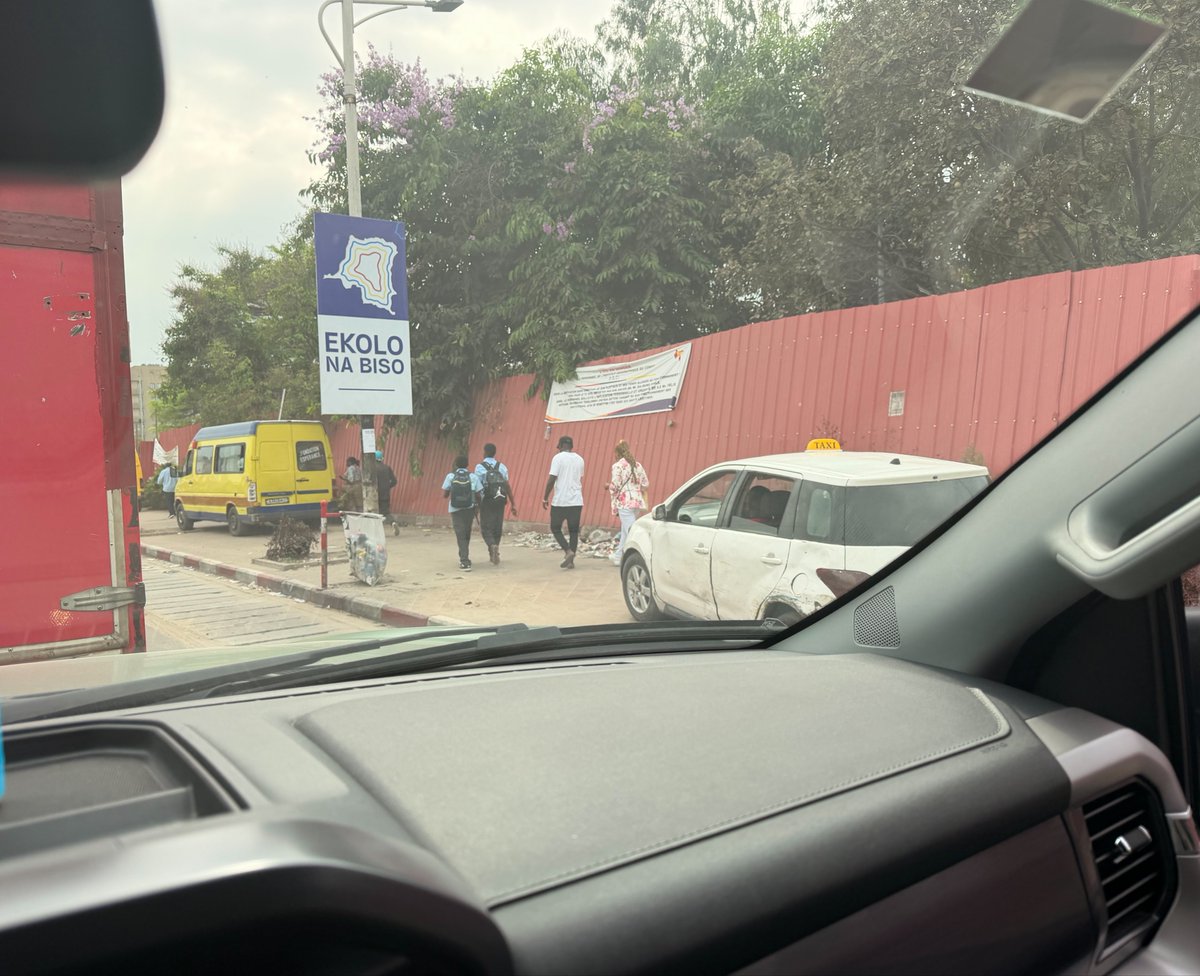 AndyBemba's tweet photo. En plein blvd du 30 Juin, des voitures roulent tranquillement sur le trottoir réservé aux piétons. A ce niveau d’incivisme, peut-être que seule la chicotte pourra encore rééduquer certains conducteurs. 
Bo niama eleki biso ! https://t.co/0LOiRRtbCe