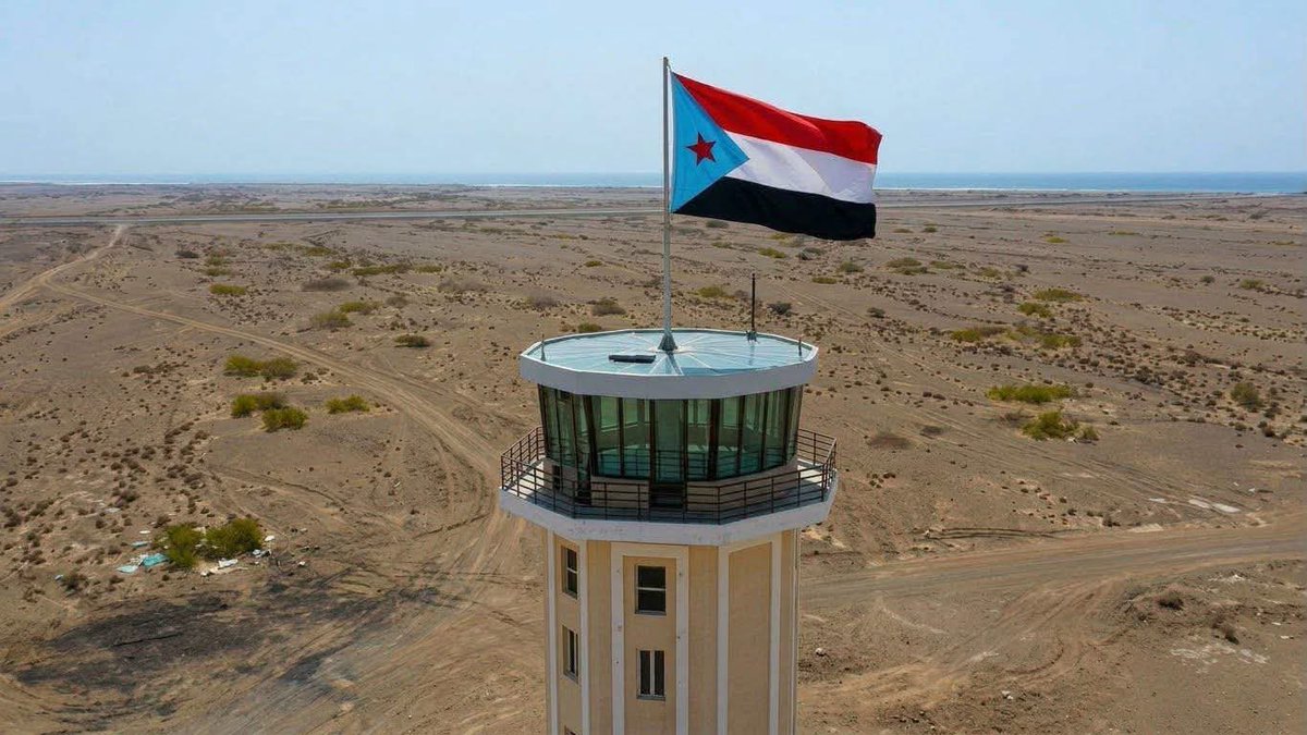 Khaled_Luqman's tweet photo. يستولي الحوثي على منطقة شمالية، فيرفع عليها شعار الصرخة وعلم الجمهورية اليمنية.

وما إن يحررها الجنوبيون حتى يرفعوا عليها علم الجنوب. ومع ذلك، تواصل السعودية تكرار الخطأ نفسه، وكأنها لم تتعلم شيئاً بعد. https://t.co/tyHqGpwXx4
