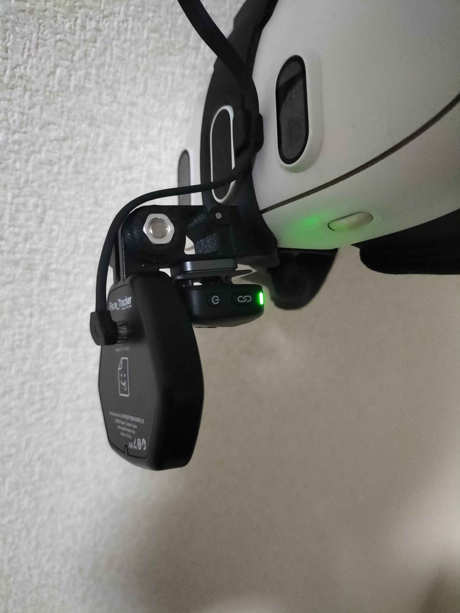 CrimsonSalmon_'s tweet photo. 今日届いたマイク、ペパトラを付けたQuest3の「ココ」にマグネットで丁度付くようになってるの、この為に設計されたのかってぐらい完璧でビビった。口のトラッキングの邪魔にもならないし凄い https://t.co/xakyoqt6U9