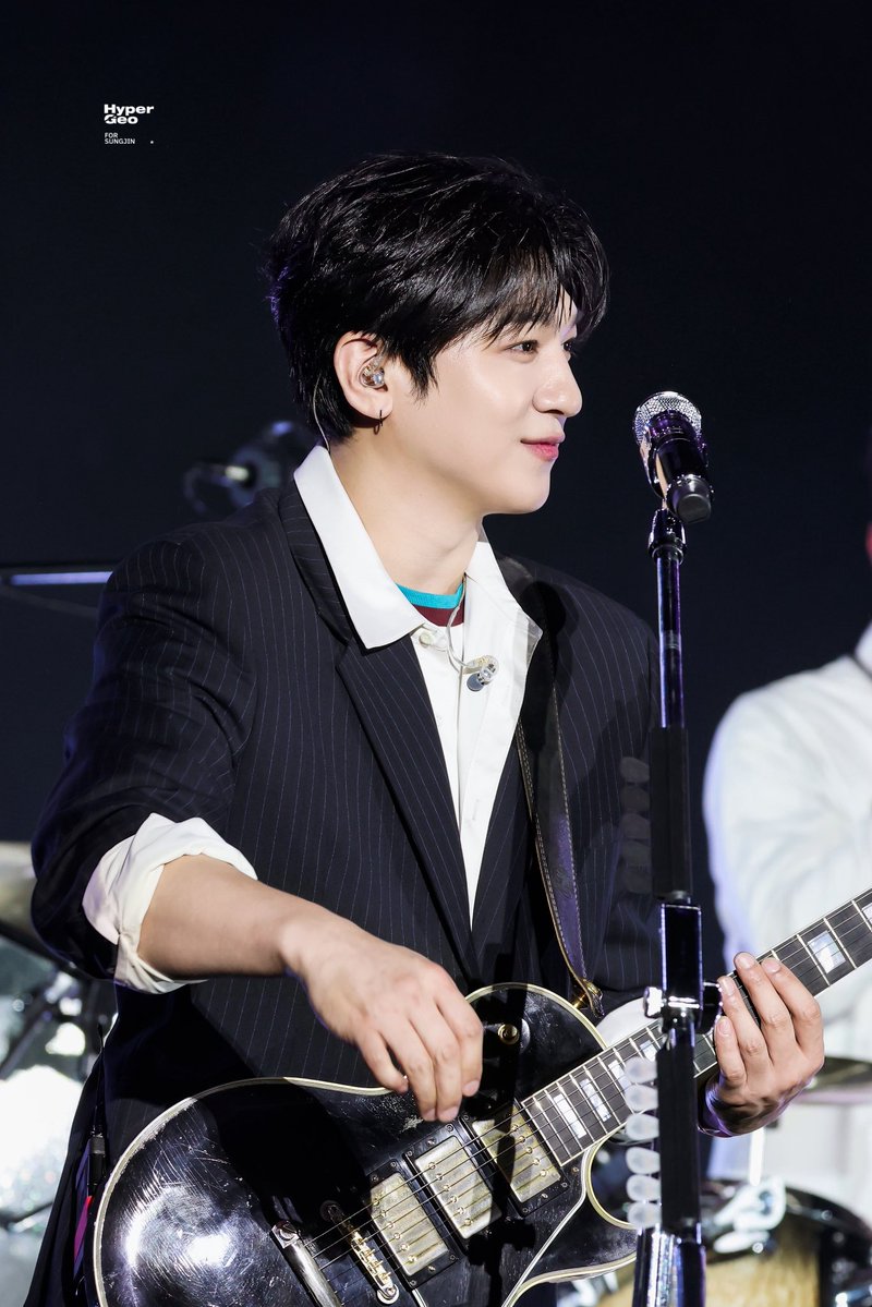 hypergeo1616's tweet photo. 261004 XMF

#DAY6 #데이식스 #성진 #SUNGJIN https://t.co/GZLWKtzXrg