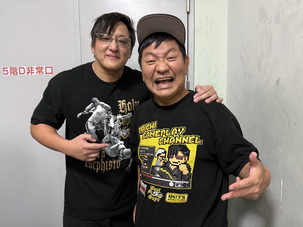 ooshirofumiaki's tweet photo. 新日本プロレス
お友達の
タイチ選手の応援
後楽園ホールに

金丸選手が
椅子でタイチ選手を攻撃しようとしたら

タイチ選手が
僕を盾にしてきて

僕が
「死んでまうわ！！！！」
叫んだら

結構
ウケテたでぇ！！！

というか

金丸選手が
タイチ選手を
僕が座ってる席に
投げてくる
くだり３回くらいあったでぇ！！

NJPW WORLDの生配信
うつってたみたいで
6人くらいから
連絡きたでぇ！！！

タイチ選手
金丸義信選手
ありがとございます！！！！

#タイチ
#金丸義信