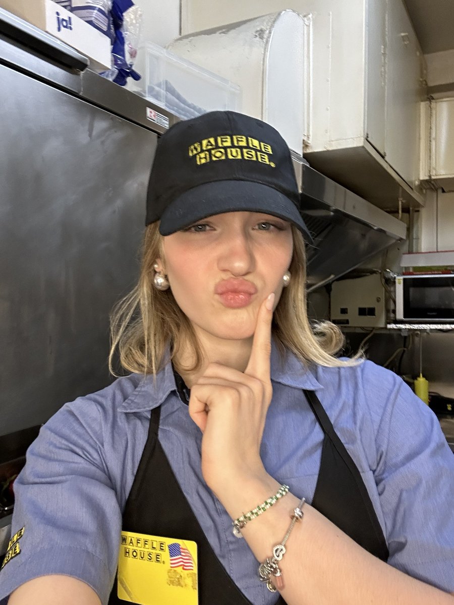 sweetkellly's tweet photo. All i want is a simple “hi” https://t.co/hJCwtsq22D