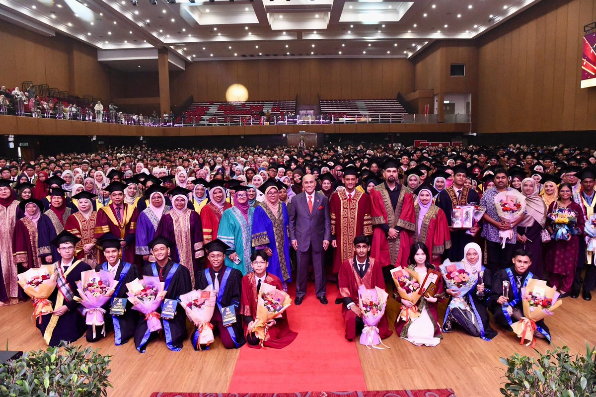 MohdShukriYajid's tweet photo. Officiated the "Majlis Graduasi Sekolah 2026", event, jointly organised by @MSUmalaysia and our partner schools, to celebrate the success of over 1300 #SPM2026 students. Congratulations on reaching this milestone. Glad to be with you as we celebrate this culture of excellence. Keep building relations and focus on your goals. @EnrolmentMsu