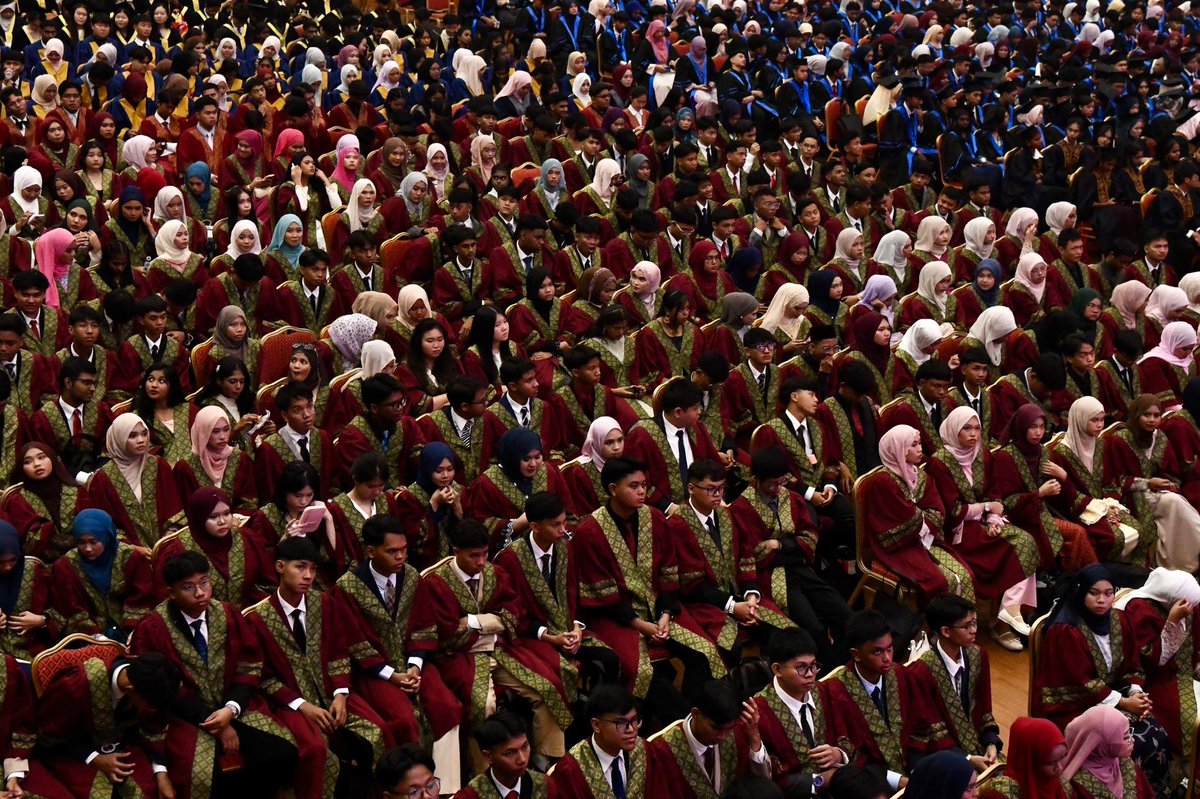 MohdShukriYajid's tweet photo. Officiated the "Majlis Graduasi Sekolah 2026", event, jointly organised by @MSUmalaysia and our partner schools, to celebrate the success of over 1300 #SPM2026 students. Congratulations on reaching this milestone. Glad to be with you as we celebrate this culture of excellence. Keep building relations and focus on your goals. @EnrolmentMsu