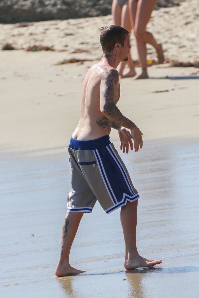 barefootbiebs's tweet photo. https://t.co/UxI3B9Axw5