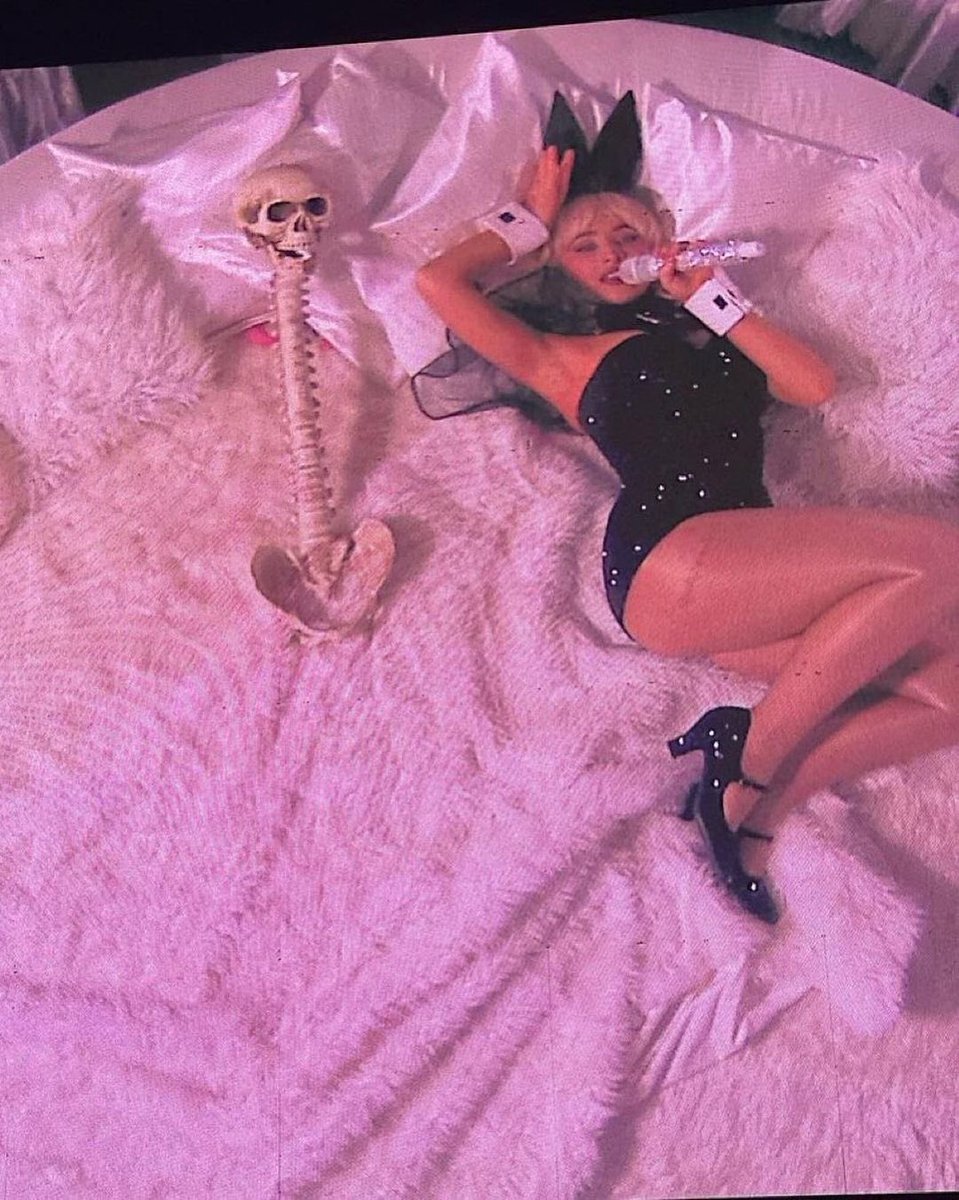 stunninbrina's tweet photo. #iconic https://t.co/BHQhW0YOeX