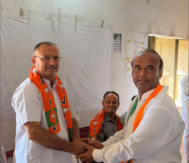 SSKharaBJP's tweet photo. आज चौहटन में पंचायतीराज चुनाव–2026 को लेकर आयोजित चौहटन मंडल की संगठनात्मक बैठक में सहभागिता की।

बैठक में आगामी चुनाव की तैयारियों, संगठनात्मक रणनीति एवं कार्ययोजना को लेकर विस्तृत चर्चा हुई। साथ ही बूथ स्तर तक संगठन को और अधिक मजबूत बनाने तथा कार्यकर्ताओं को पूरी सक्रियता एवं एकजुटता के साथ चुनावी तैयारियों में जुटने का आह्वान किया।

इस दौरान चौहटन विधायक श्री आदूराम जी मेघवाल, बाड़मेर भाजपा जिलाध्यक्ष श्री अनंतराम जी विश्नोई , नगर परिषद बाड़मेर सभापति श्री गौतम जी जैन, नगरपालिका चौहटन अध्यक्ष श्री रूपसिंह जी राठौड़, भाजपा नेत्री श्रीमती प्रभा जी चौधरी, जिला परिषद वार्ड प्रभारी श्री महेंद्रसिंह जी सोढ़ा, पूर्व प्रधान चौहटन श्री रूपाराम जी सारण, चौहटन मंडल अध्यक्ष श्री जेठमालसिंह जी,श्री दिनेश जी विश्नोई,श्री रूपाराम जी डऊकिया,श्री भीमाराम जी,श्री खेतसिंह जी घोनिया,श्री भैरसिंह जी ढोक,सहित पार्टी के पदाधिकारी एवं कार्यकर्ता उपस्थित रहे।

संगठन की शक्ति, कार्यकर्ताओं की सक्रियता और जनता के विश्वास के साथ पंचायतीराज चुनाव–2026 में विजय का संकल्प लेकर आगे बढ़ रहे हैं।

#PanchayatiRajElection2026
@BJP4Rajasthan