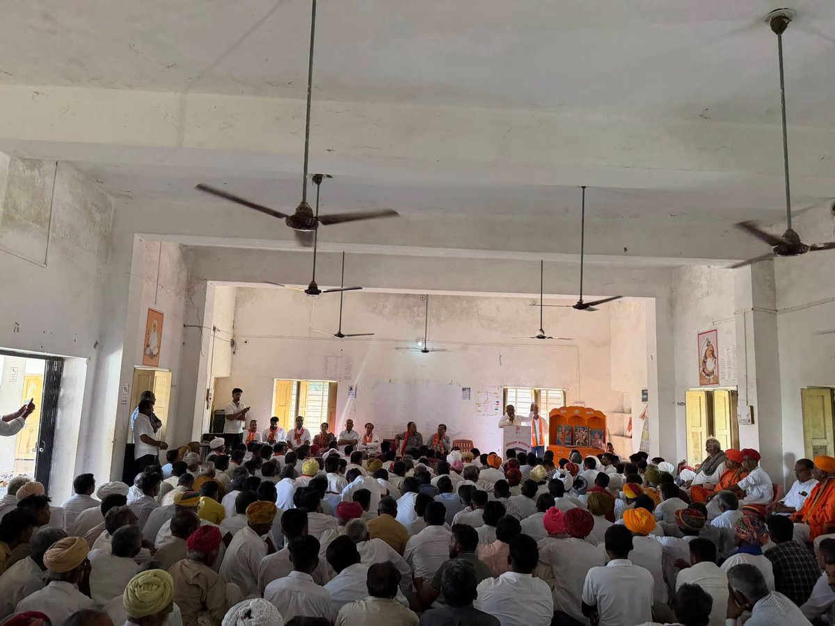SSKharaBJP's tweet photo. आज चौहटन में पंचायतीराज चुनाव–2026 को लेकर आयोजित चौहटन मंडल की संगठनात्मक बैठक में सहभागिता की।

बैठक में आगामी चुनाव की तैयारियों, संगठनात्मक रणनीति एवं कार्ययोजना को लेकर विस्तृत चर्चा हुई। साथ ही बूथ स्तर तक संगठन को और अधिक मजबूत बनाने तथा कार्यकर्ताओं को पूरी सक्रियता एवं एकजुटता के साथ चुनावी तैयारियों में जुटने का आह्वान किया।

इस दौरान चौहटन विधायक श्री आदूराम जी मेघवाल, बाड़मेर भाजपा जिलाध्यक्ष श्री अनंतराम जी विश्नोई , नगर परिषद बाड़मेर सभापति श्री गौतम जी जैन, नगरपालिका चौहटन अध्यक्ष श्री रूपसिंह जी राठौड़, भाजपा नेत्री श्रीमती प्रभा जी चौधरी, जिला परिषद वार्ड प्रभारी श्री महेंद्रसिंह जी सोढ़ा, पूर्व प्रधान चौहटन श्री रूपाराम जी सारण, चौहटन मंडल अध्यक्ष श्री जेठमालसिंह जी,श्री दिनेश जी विश्नोई,श्री रूपाराम जी डऊकिया,श्री भीमाराम जी,श्री खेतसिंह जी घोनिया,श्री भैरसिंह जी ढोक,सहित पार्टी के पदाधिकारी एवं कार्यकर्ता उपस्थित रहे।

संगठन की शक्ति, कार्यकर्ताओं की सक्रियता और जनता के विश्वास के साथ पंचायतीराज चुनाव–2026 में विजय का संकल्प लेकर आगे बढ़ रहे हैं।

#PanchayatiRajElection2026
@BJP4Rajasthan