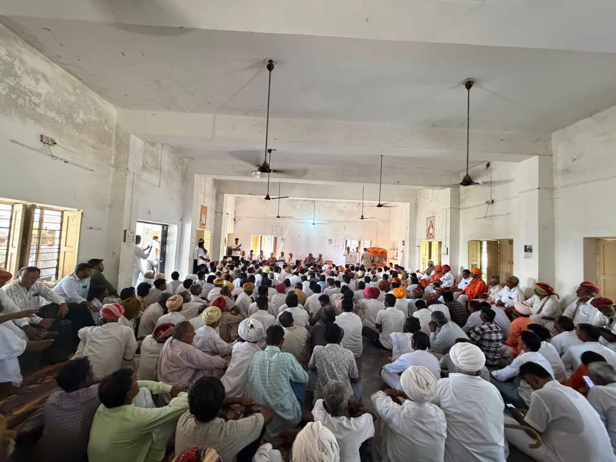 SSKharaBJP's tweet photo. आज चौहटन में पंचायतीराज चुनाव–2026 को लेकर आयोजित चौहटन मंडल की संगठनात्मक बैठक में सहभागिता की।

बैठक में आगामी चुनाव की तैयारियों, संगठनात्मक रणनीति एवं कार्ययोजना को लेकर विस्तृत चर्चा हुई। साथ ही बूथ स्तर तक संगठन को और अधिक मजबूत बनाने तथा कार्यकर्ताओं को पूरी सक्रियता एवं एकजुटता के साथ चुनावी तैयारियों में जुटने का आह्वान किया।

इस दौरान चौहटन विधायक श्री आदूराम जी मेघवाल, बाड़मेर भाजपा जिलाध्यक्ष श्री अनंतराम जी विश्नोई , नगर परिषद बाड़मेर सभापति श्री गौतम जी जैन, नगरपालिका चौहटन अध्यक्ष श्री रूपसिंह जी राठौड़, भाजपा नेत्री श्रीमती प्रभा जी चौधरी, जिला परिषद वार्ड प्रभारी श्री महेंद्रसिंह जी सोढ़ा, पूर्व प्रधान चौहटन श्री रूपाराम जी सारण, चौहटन मंडल अध्यक्ष श्री जेठमालसिंह जी,श्री दिनेश जी विश्नोई,श्री रूपाराम जी डऊकिया,श्री भीमाराम जी,श्री खेतसिंह जी घोनिया,श्री भैरसिंह जी ढोक,सहित पार्टी के पदाधिकारी एवं कार्यकर्ता उपस्थित रहे।

संगठन की शक्ति, कार्यकर्ताओं की सक्रियता और जनता के विश्वास के साथ पंचायतीराज चुनाव–2026 में विजय का संकल्प लेकर आगे बढ़ रहे हैं।

#PanchayatiRajElection2026
@BJP4Rajasthan