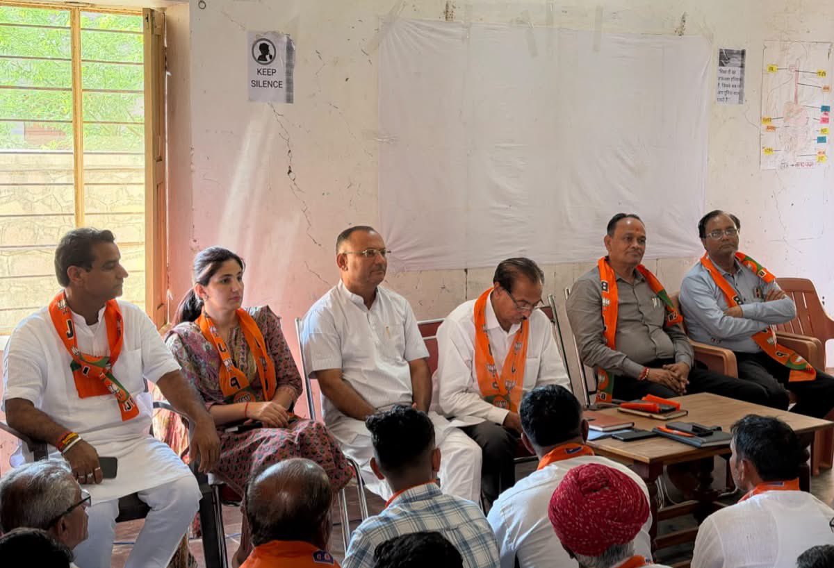 SSKharaBJP's tweet photo. आज चौहटन में पंचायतीराज चुनाव–2026 को लेकर आयोजित चौहटन मंडल की संगठनात्मक बैठक में सहभागिता की।

बैठक में आगामी चुनाव की तैयारियों, संगठनात्मक रणनीति एवं कार्ययोजना को लेकर विस्तृत चर्चा हुई। साथ ही बूथ स्तर तक संगठन को और अधिक मजबूत बनाने तथा कार्यकर्ताओं को पूरी सक्रियता एवं एकजुटता के साथ चुनावी तैयारियों में जुटने का आह्वान किया।

इस दौरान चौहटन विधायक श्री आदूराम जी मेघवाल, बाड़मेर भाजपा जिलाध्यक्ष श्री अनंतराम जी विश्नोई , नगर परिषद बाड़मेर सभापति श्री गौतम जी जैन, नगरपालिका चौहटन अध्यक्ष श्री रूपसिंह जी राठौड़, भाजपा नेत्री श्रीमती प्रभा जी चौधरी, जिला परिषद वार्ड प्रभारी श्री महेंद्रसिंह जी सोढ़ा, पूर्व प्रधान चौहटन श्री रूपाराम जी सारण, चौहटन मंडल अध्यक्ष श्री जेठमालसिंह जी,श्री दिनेश जी विश्नोई,श्री रूपाराम जी डऊकिया,श्री भीमाराम जी,श्री खेतसिंह जी घोनिया,श्री भैरसिंह जी ढोक,सहित पार्टी के पदाधिकारी एवं कार्यकर्ता उपस्थित रहे।

संगठन की शक्ति, कार्यकर्ताओं की सक्रियता और जनता के विश्वास के साथ पंचायतीराज चुनाव–2026 में विजय का संकल्प लेकर आगे बढ़ रहे हैं।

#PanchayatiRajElection2026
@BJP4Rajasthan