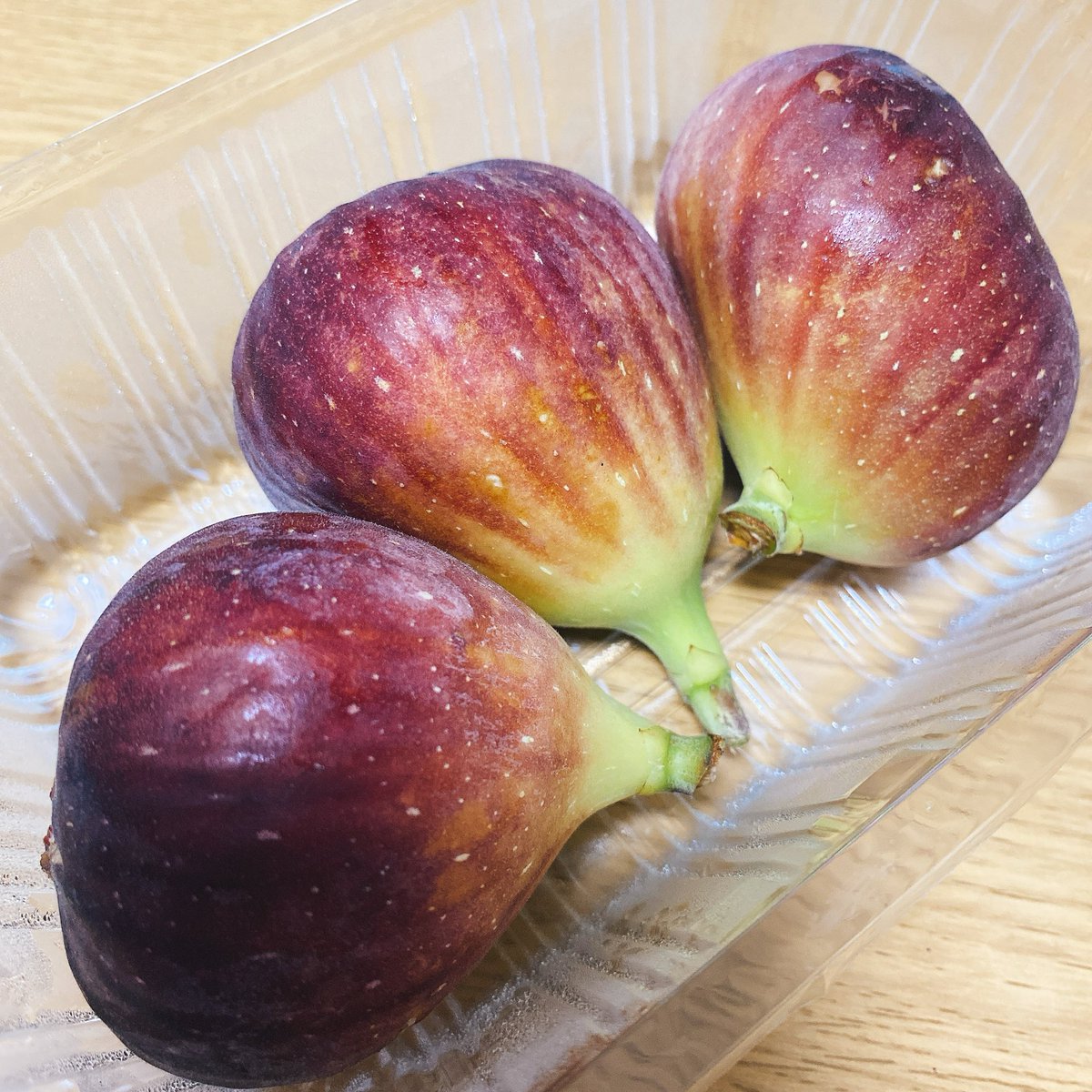 kukuri_cucuri's tweet photo. 無花果。
いちじく？

食べた事ある気もするけど…食べてみたいみたいとずっと思ってて、前に少量パッ��があったから初めて買って食べた。

ケーキとかで食べたことはあるけどそのまま食べたのはやっぱり初めて。
想像してた感じと違うけどなんだかクセになったみたいでまた食べたい🤤

#イチジク https://t.co/oEbyQxxvrx
