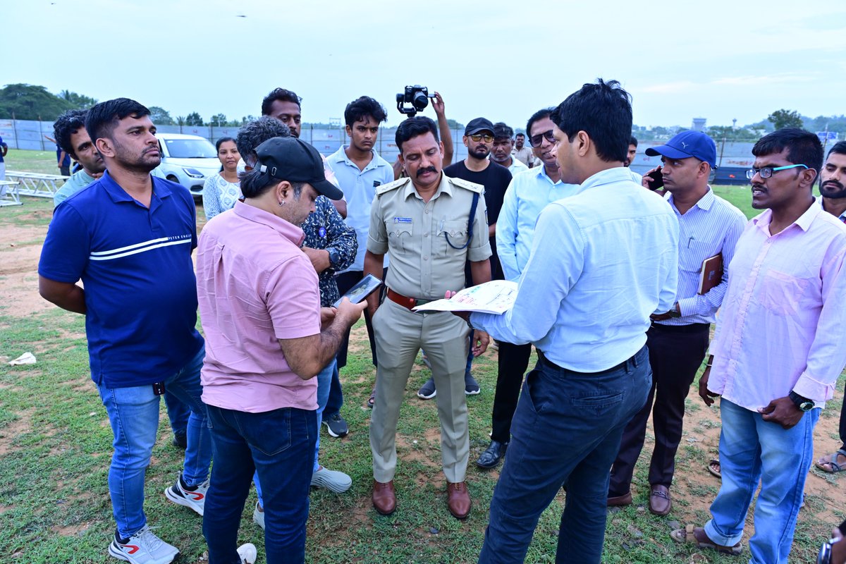 SPmysuru's tweet photo. ಉತ್ತನಹಳ್ಳಿ ಸಮೀಪ ನಡೆಯಲಿರುವ ಯುವ ದಸರಾ ಕಾರ್ಯಕ್ರಮದ ಸ್ಥಳಕ್ಕೆ ಇಂದು ಜಿಲ್ಲಾಧಿಕಾರಿಗಳಾದ ಶ್ರೀ ಲಕ್ಷ್ಮಿಕಾಂತ್ ರೆಡ್ಡಿ ಐಎಎಸ್ ರವರು ಹಾಗೂ ಜಿಲ್ಲಾ ಪೊಲೀಸ್ ಅಧೀಕ್ಷಕರಾದ ಶ್ರೀ ಮಲ್ಲಿಕಾರ್ಜುನ ಬಾಲದಂಡಿ ಐಪಿಎಸ್ ರವರು ಭೇಟಿ ನೀಡಿ, ಭದ್ರತಾ ವ್ಯವಸ್ಥೆ, ಸಂಚಾರ ವ್ಯವಸ್ಥೆ ಹಾಗೂ ಕಾರ್ಯಕ್ರಮದ ಸಿದ್ಧತೆಗಳನ್ನು ಪರಿಶೀಲಿಸಿದರು. https://t.co/h5kHlXNxC4