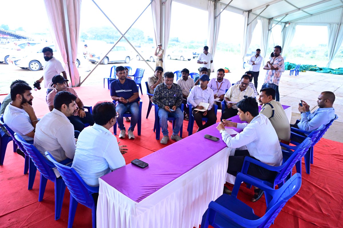 SPmysuru's tweet photo. ಉತ್ತನಹಳ್ಳಿ ಸಮೀಪ ನಡೆಯಲಿರುವ ಯುವ ದಸರಾ ಕಾರ್ಯಕ್ರಮದ ಸ್ಥಳಕ್ಕೆ ಇಂದು ಜಿಲ್ಲಾಧಿಕಾರಿಗಳಾದ ಶ್ರೀ ಲಕ್ಷ್ಮಿಕಾಂತ್ ರೆಡ್ಡಿ ಐಎಎಸ್ ರವರು ಹಾಗೂ ಜಿಲ್ಲಾ ಪೊಲೀಸ್ ಅಧೀಕ್ಷಕರಾದ ಶ್ರೀ ಮಲ್ಲಿಕಾರ್ಜುನ ಬಾಲದಂಡಿ ಐಪಿಎಸ್ ರವರು ಭೇಟಿ ನೀಡಿ, ಭದ್ರತಾ ವ್ಯವಸ್ಥೆ, ಸಂಚಾರ ವ್ಯವಸ್ಥೆ ಹಾಗೂ ಕಾರ್ಯಕ್ರಮದ ಸಿದ್ಧತೆಗಳನ್ನು ಪರಿಶೀಲಿಸಿದರು. https://t.co/h5kHlXNxC4