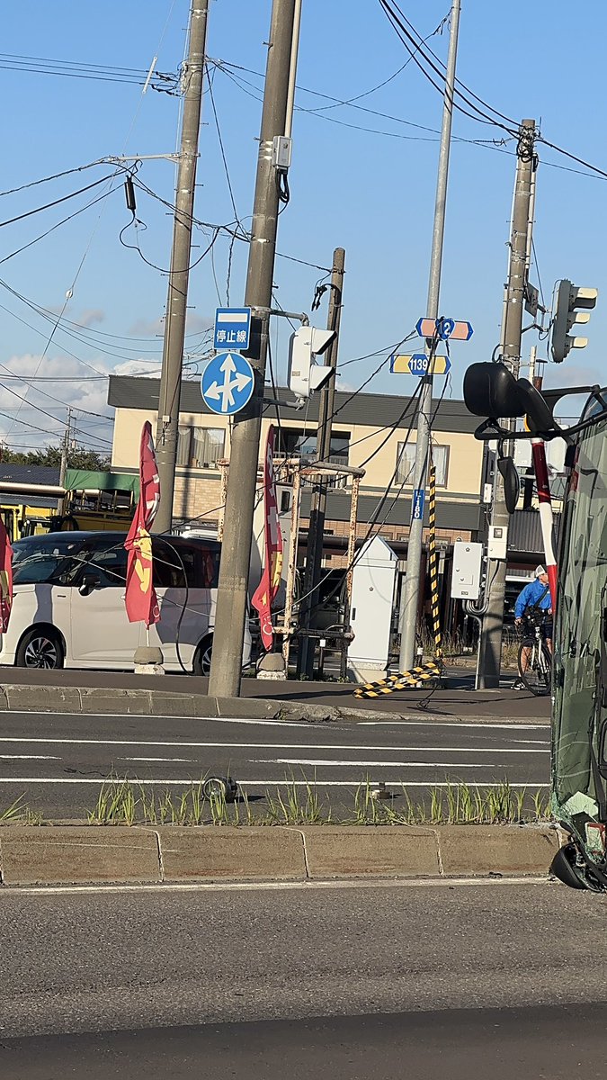 yuuka_selfnail's tweet photo. 岩見沢イオン横のトヨタの信号で、荷台上げたまま走行したダンプが電線に引っかかって横転。

単独で巻き込み事故ないのが本当に良かった…😭

たまたま信号の先頭にいたから、ドラレコにバッチリ写ってて警察に提供してきました👮 https://t.co/81RSypRMKN