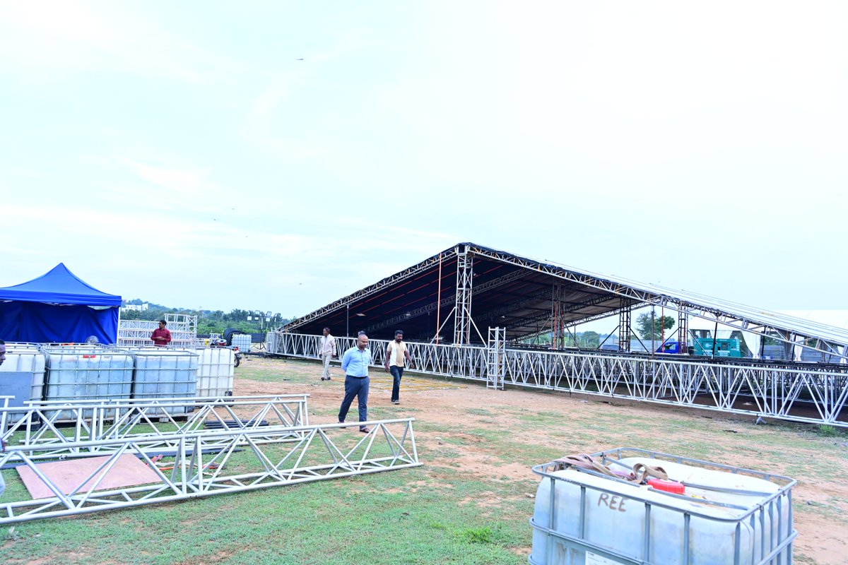 SPmysuru's tweet photo. ಈ ವೇಳೆ ಅಗತ್ಯ ಮುನ್ನೆಚ್ಚರಿಕಾ ಕ್ರಮಗಳನ್ನು ಕೈಗೊಳ್ಳುವಂತೆ ಸಂಬಂಧಿಸಿದ ಅಧಿಕಾರಿಗಳಿಗೆ ಸೂಕ್ತ ಸಲಹೆ-ಸೂಚನೆಗಳನ್ನು ನೀಡಿದರು.
#YuvaDasara2026 #MysuruDasara2026 #mysuru https://t.co/9Nbn17UHNA