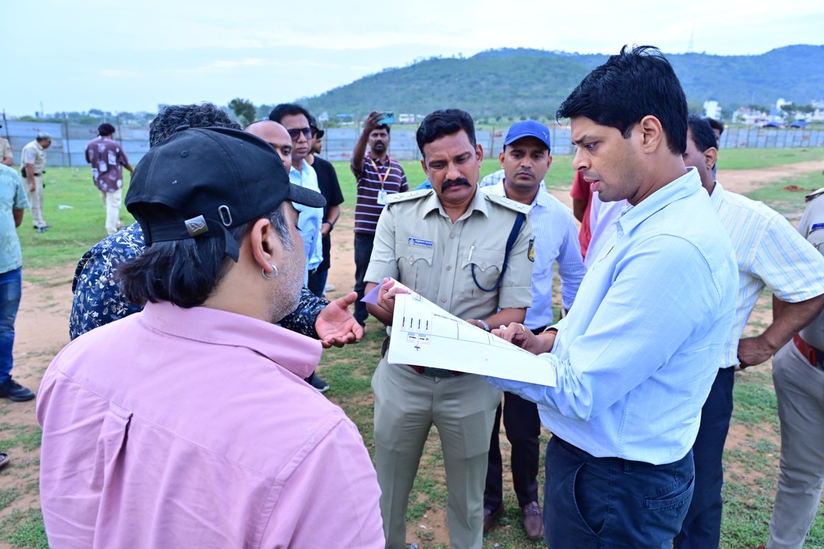 SPmysuru's tweet photo. ಈ ವೇಳೆ ಅಗತ್ಯ ಮುನ್ನೆಚ್ಚರಿಕಾ ಕ್ರಮಗಳನ್ನು ಕೈಗೊಳ್ಳುವಂತೆ ಸಂಬಂಧಿಸಿದ ಅಧಿಕಾರಿಗಳಿಗೆ ಸೂಕ್ತ ಸಲಹೆ-ಸೂಚನೆಗಳನ್ನು ನೀಡಿದರು.
#YuvaDasara2026 #MysuruDasara2026 #mysuru https://t.co/9Nbn17UHNA