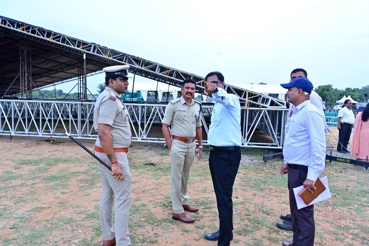 SPmysuru's tweet photo. ಈ ವೇಳೆ ಅಗತ್ಯ ಮುನ್ನೆಚ್ಚರಿಕಾ ಕ್ರಮಗಳನ್ನು ಕೈಗೊಳ್ಳುವಂತೆ ಸಂಬಂಧಿಸಿದ ಅಧಿಕಾರಿಗಳಿಗೆ ಸೂಕ್ತ ಸಲಹೆ-ಸೂಚನೆಗಳನ್ನು ನೀಡಿದರು.
#YuvaDasara2026 #MysuruDasara2026 #mysuru https://t.co/9Nbn17UHNA