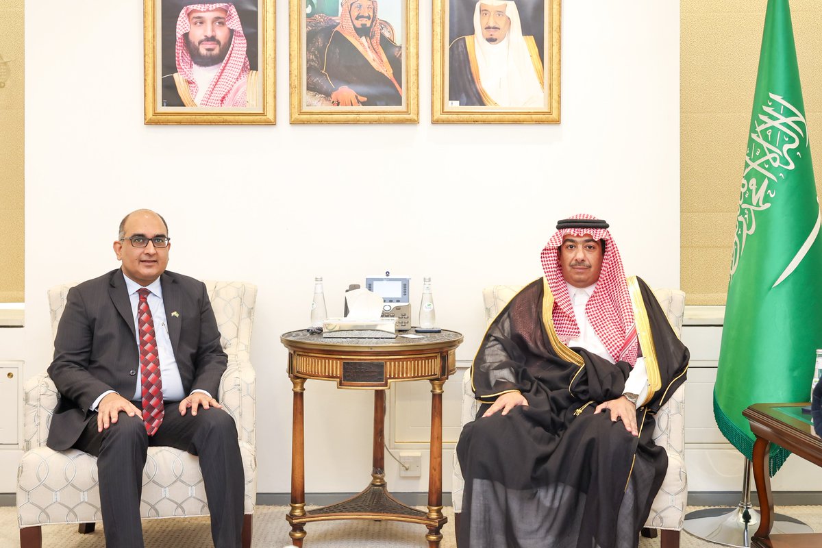KSAMOFA's tweet photo. #الرياض | سعادة وكيل الوزارة لشؤون المراسم السفير #عبدالمجيد_السماري يستقبل سعادة سفير جمهورية الهند المعيّن حديثاً لدى المملكة السيد فيبول، حيث رحّب سعادته بالسفير متمنيًا له التوفيق في مهام عمله الجديدة. https://t.co/2QUlliW0Nt