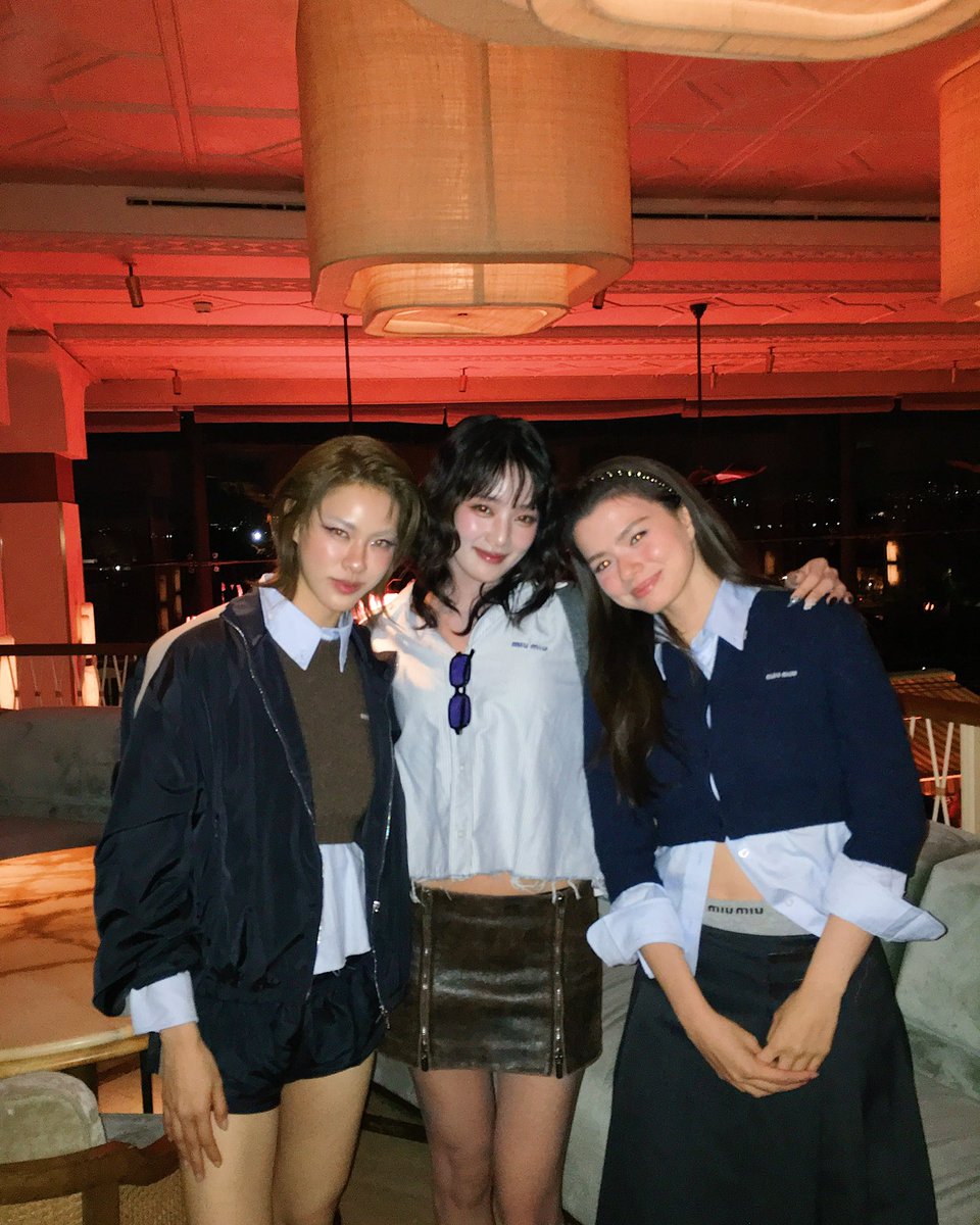 beckyfanclub05's tweet photo. Becky &amp; Minnie &amp; Emi ✨

@MIUMIUofficial @AngelssBecky

#MiuMiuSS27xBecky
#MiuMiuPFWxBecky
#beckysangels #BeckyArmstrong
#MiuMiuSS27 #MiuMiu #ParisFashionWeek https://t.co/YNKQubWNIX